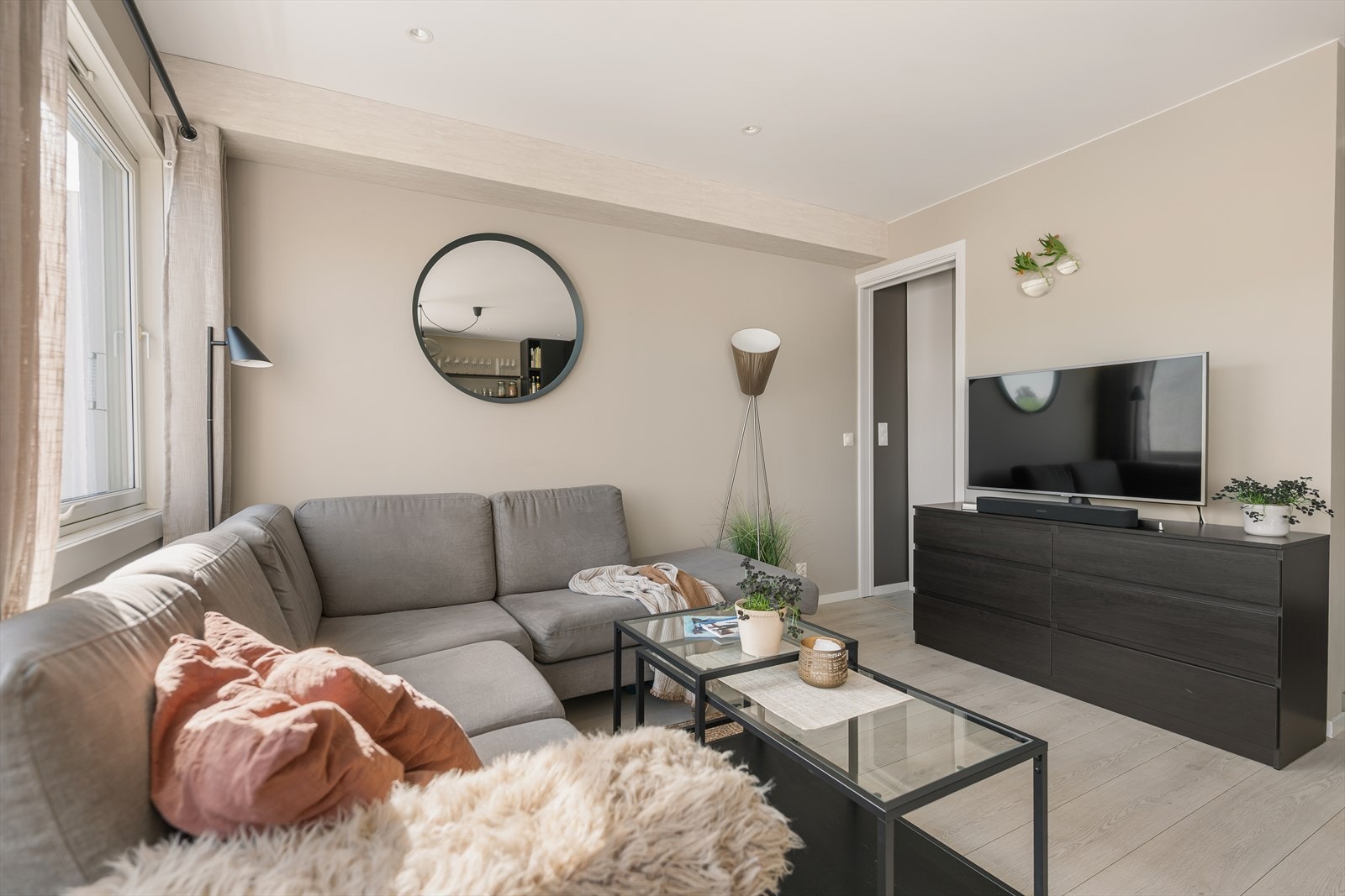 Som en del av oppgraderingen i 2019 ble vegger mot naboer lydisolert. Galleribilde