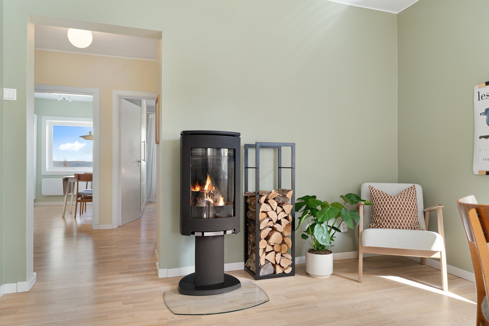 Leiligheten er oppvarmet med elektrisitet og vedovn, som gir både en lun og hyggelig atmosfære samt gode muligheter for energieffektiv oppvarming på kalde vinterdager. Galleribilde