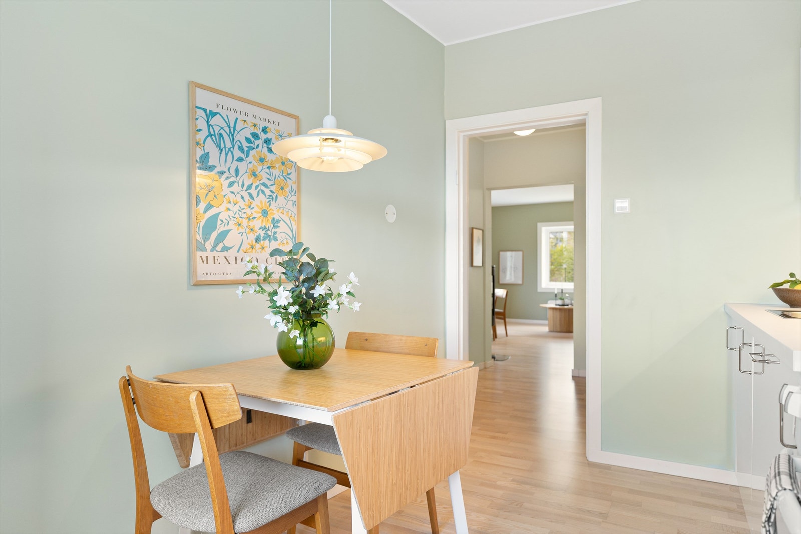 Kjøkkenet ligger naturlig tilbaketrukket fra stuen og har plass til liten spisegruppe. Galleribilde