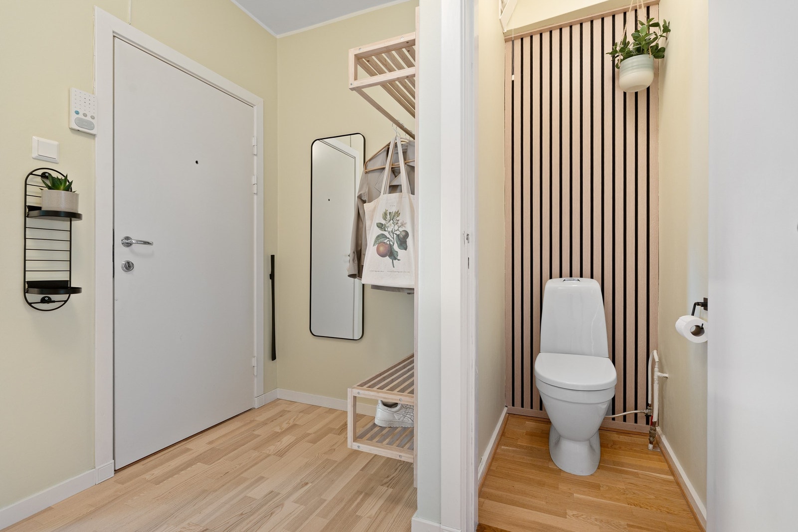 Velkommen inn! Romslig entré med god plass til oppbevaring av yttertøy og sko - samt praktisk toalettrom i tilknytning. Galleribilde