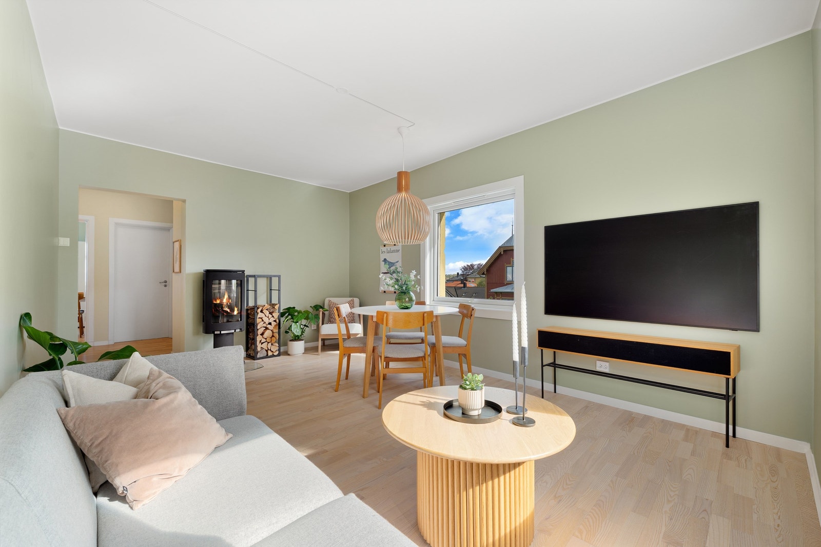 Her har man god plass til sofagruppe med tilhørende TV-møblement samt spisegruppe. Galleribilde