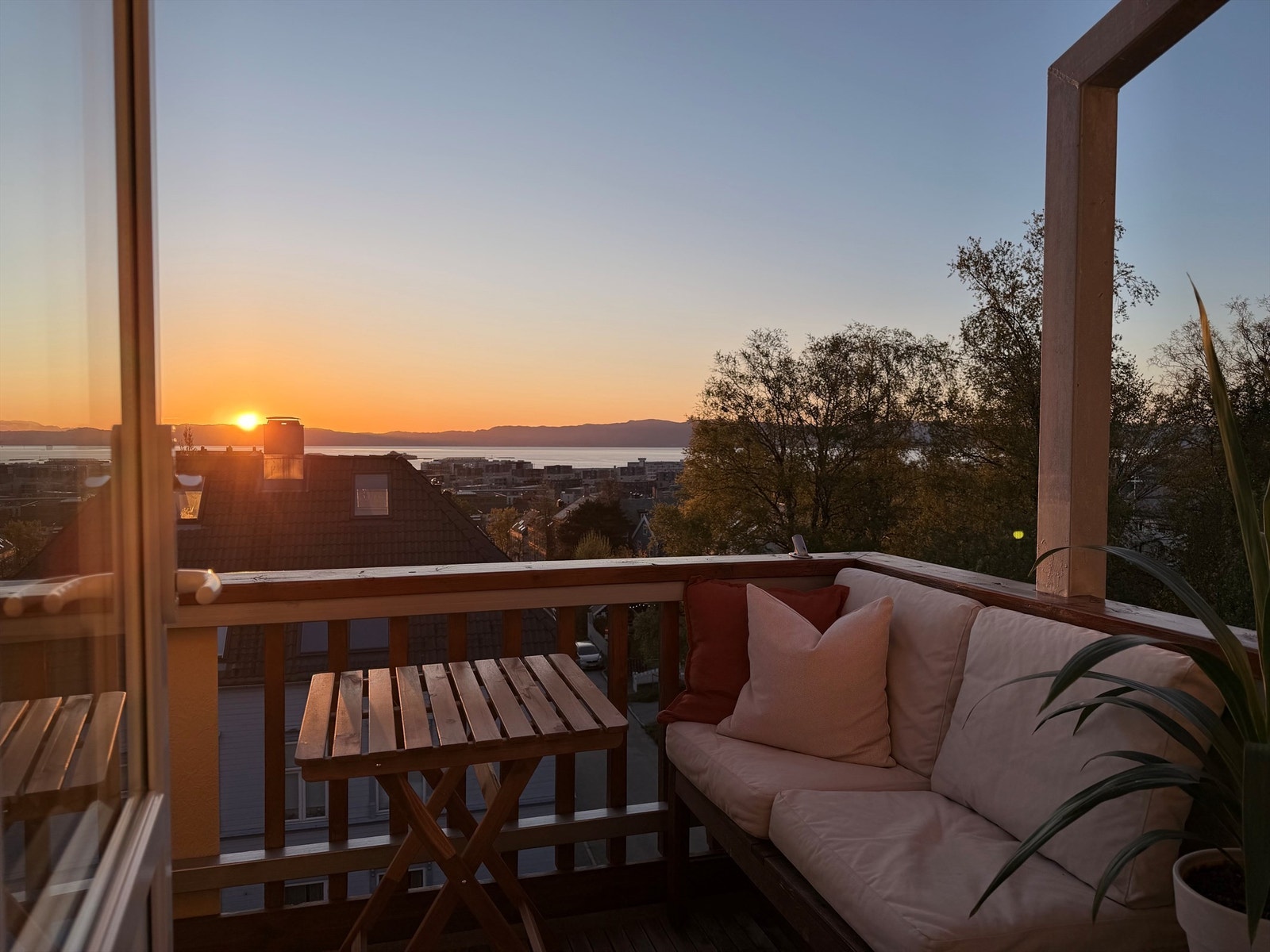 Selgers eget bilde av solnedgangen fra balkongen. Videre er det bare en kort spasertur ned til sjarmerende Bakklandet med hyggelige kaféer og flotte turmuligheter langs Nidelven. Galleribilde