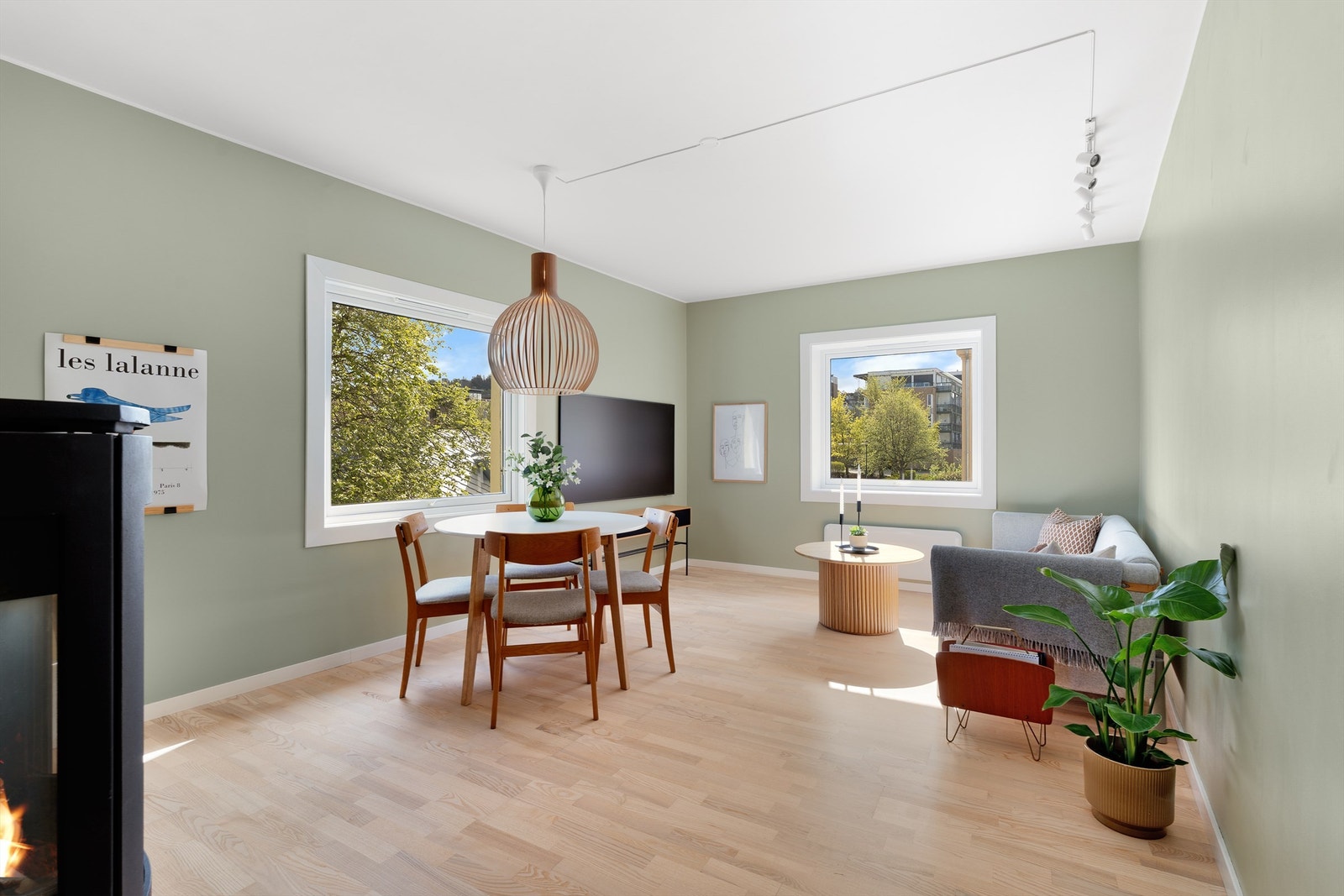 Leiligheten er gjennomgående lys og luftig med utstrakte vindusflater som sikrer rikelig med naturlig dagslys. Galleribilde
