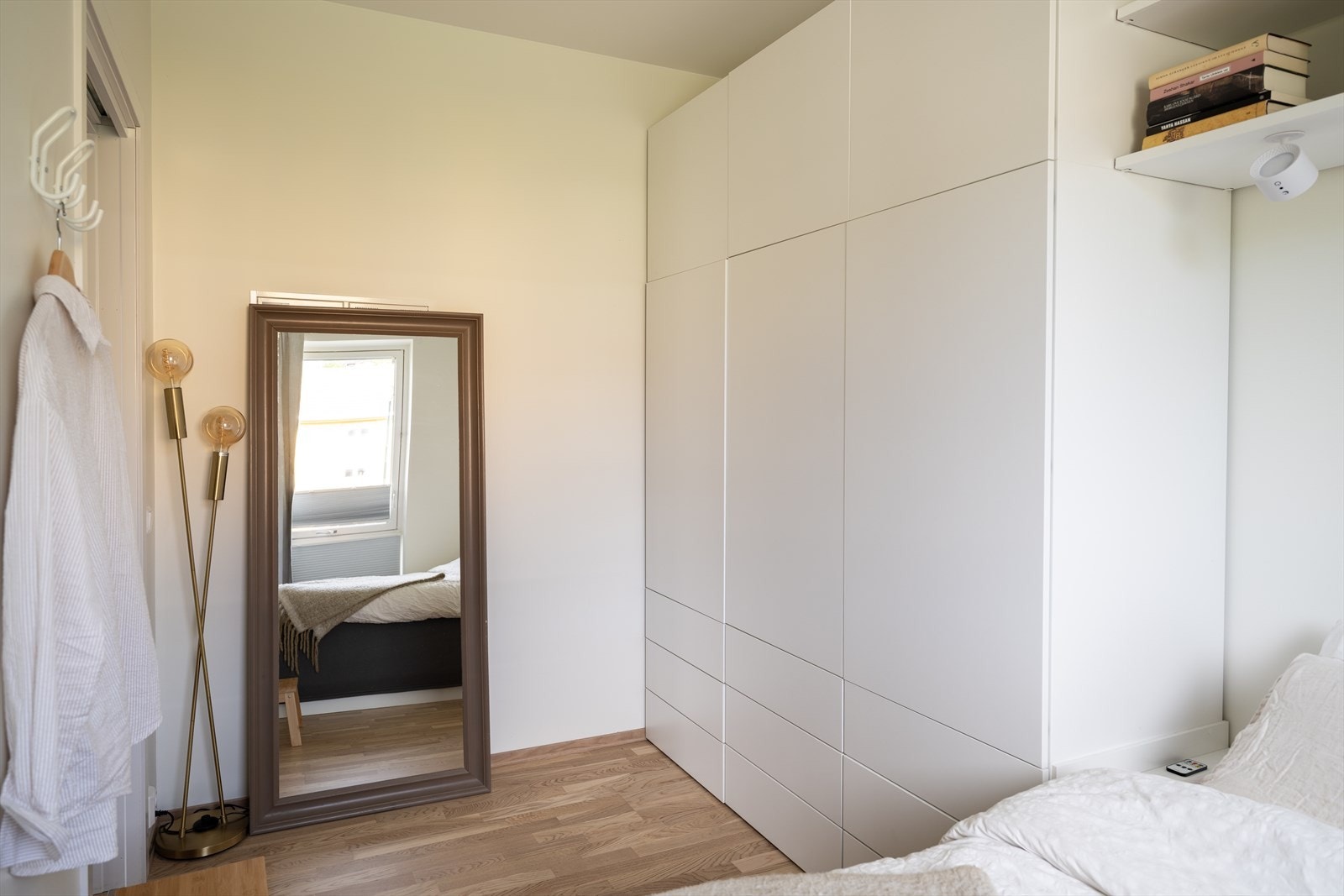 Garderobeskapet medfølger handelen. Galleribilde