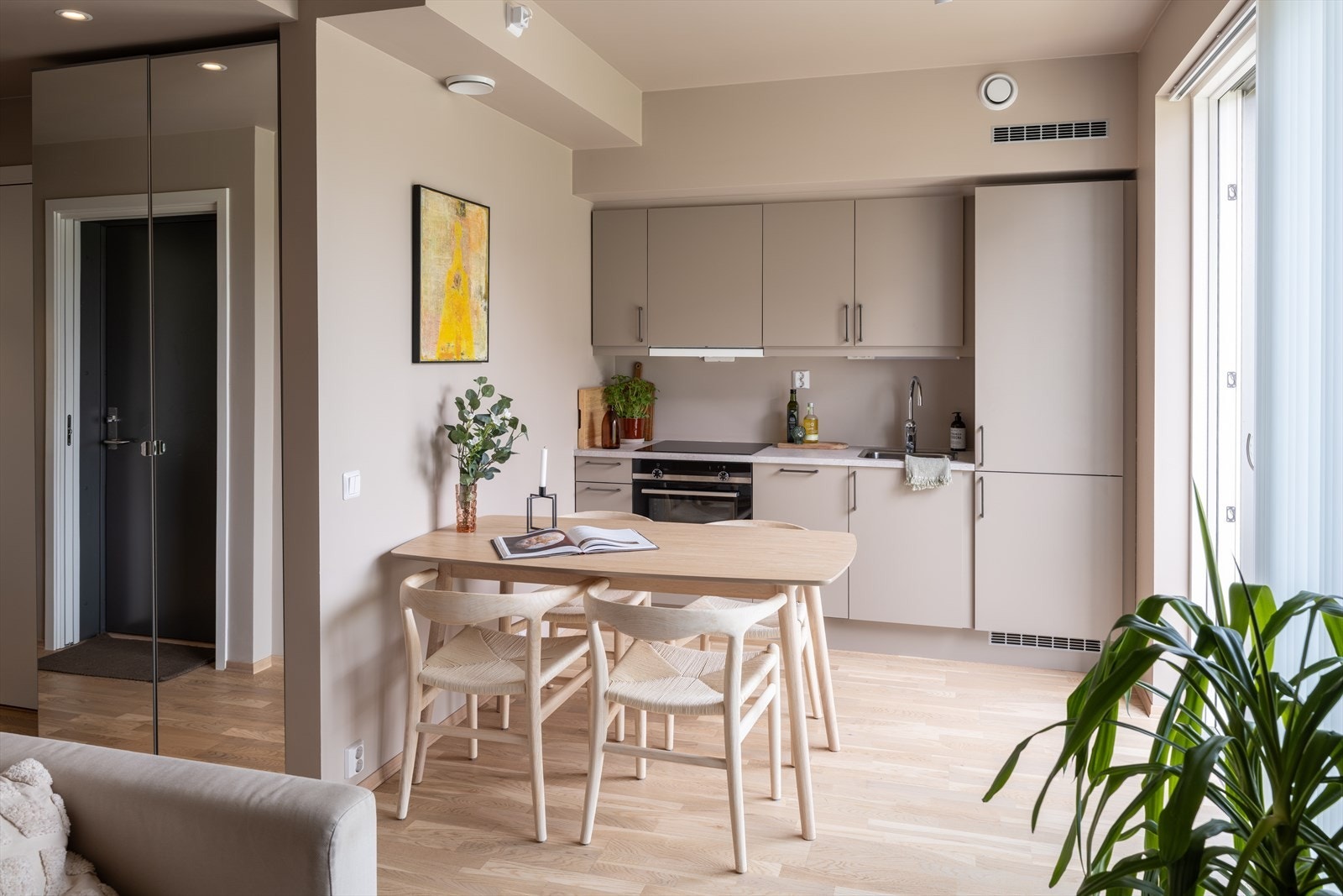 Her får du naturligvis alt av moderne kvaliteter som vannbåren gulvvarme, balansert ventilasjon og heis i bygget. Det er verdt å merk seg den gode takhøyden! Galleribilde