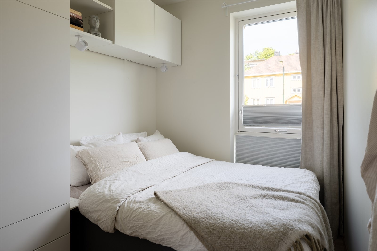 Soverommet er måt til 8m². Her er det god plass til både dobbeltseng, nattbord og garderobeløsning. Galleribilde