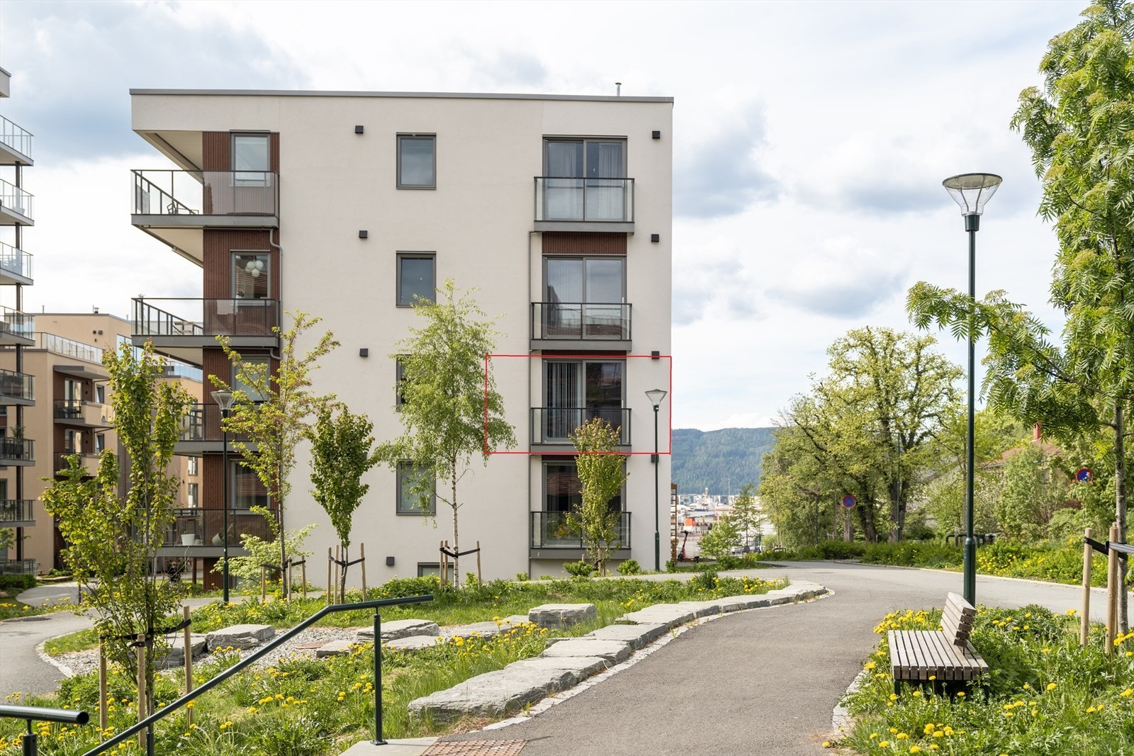 Felleskostnadene er lave og innholdsrike og inkluderer blant annet tv/internett, fjernvarme og diverse vedlikehold iht. renhold og drift. Galleribilde