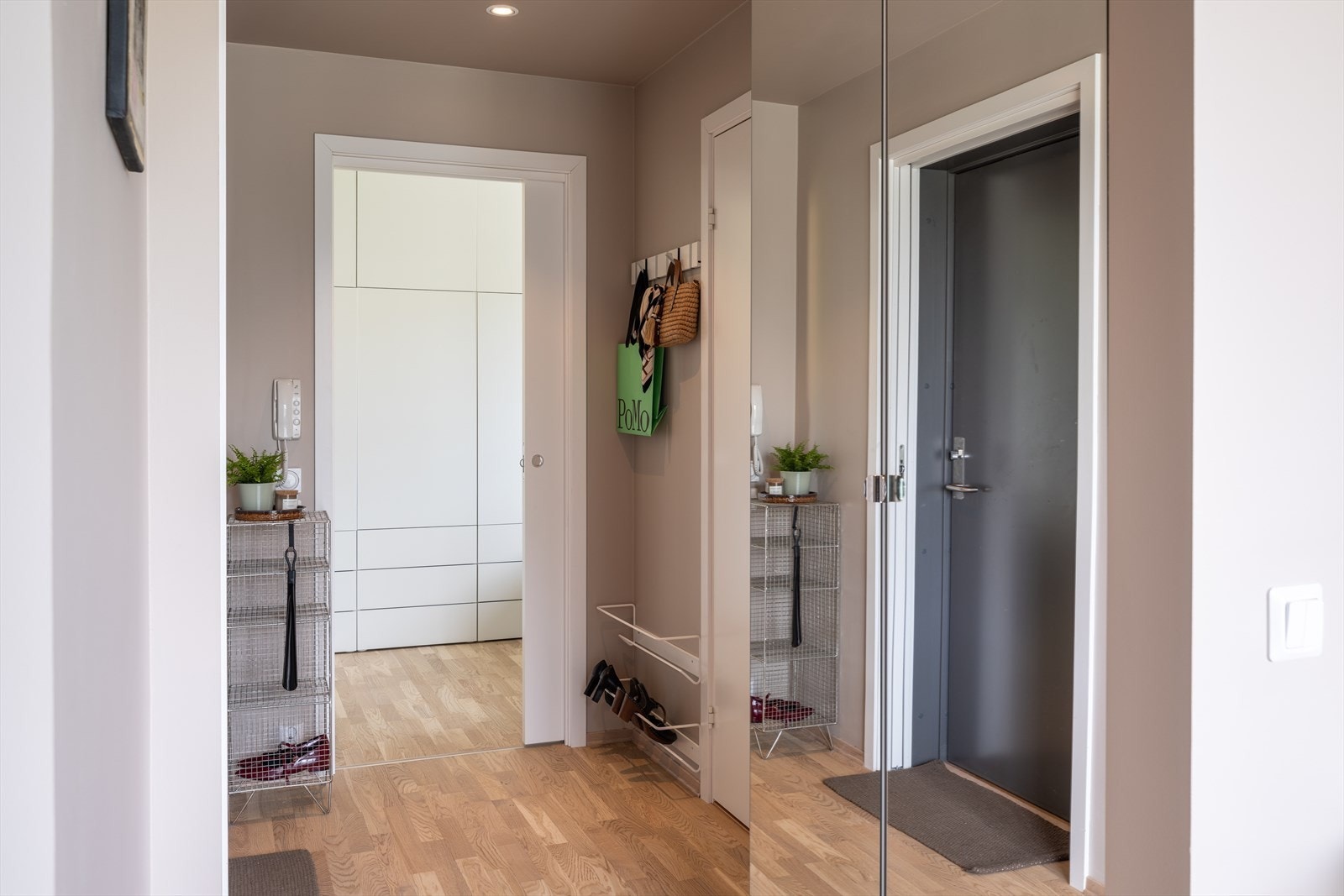 Innbydende entré på 4m² med plass til oppbevaring av sko og yttertøy. Videre kan det også skiltes med stor sykkelparkering for beboerne i kjelleren. Galleribilde