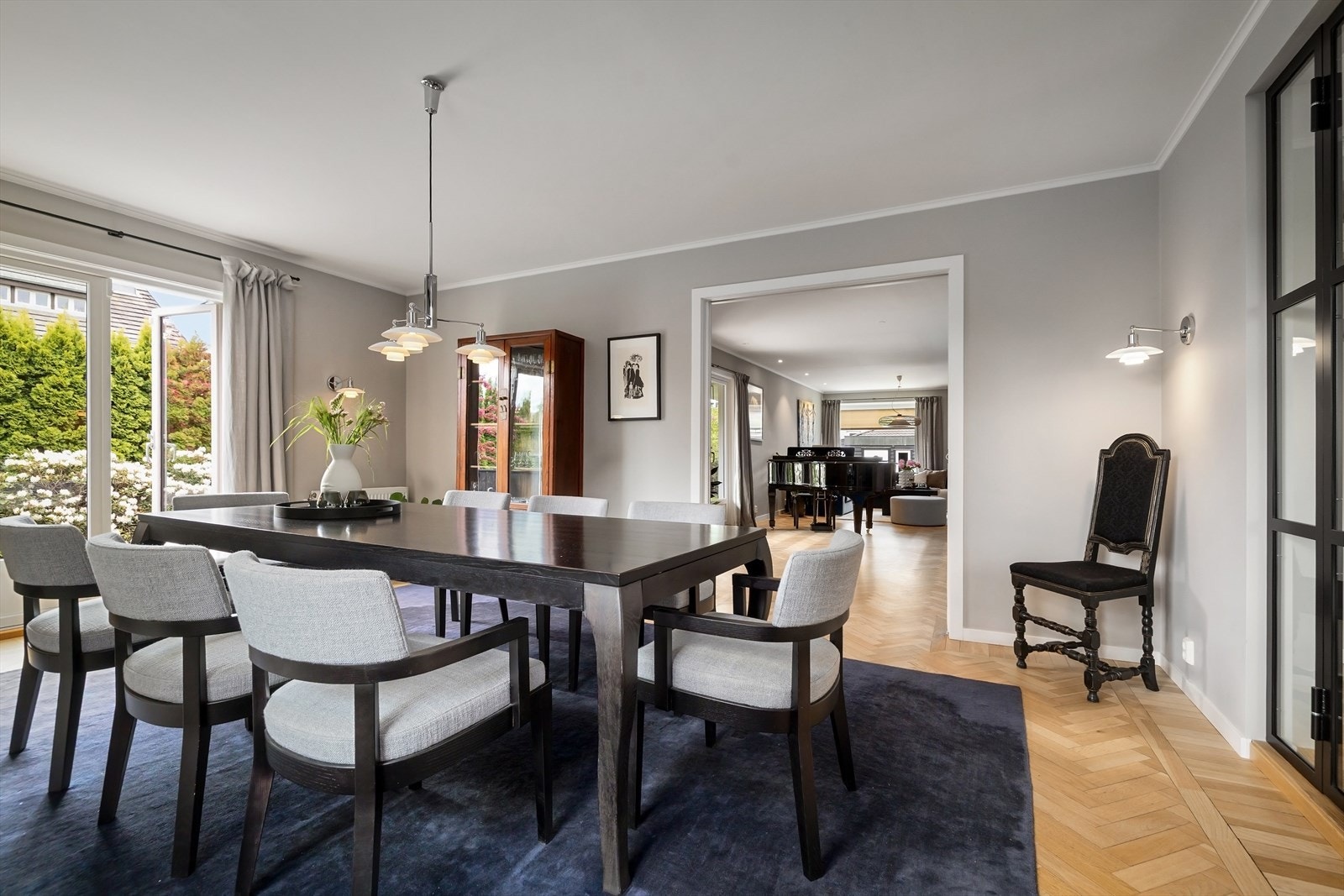 Spisestuen ligger i forlengelsen av stuen og har plass til et stort spisebord for hyggelige sammenkomster. Galleribilde
