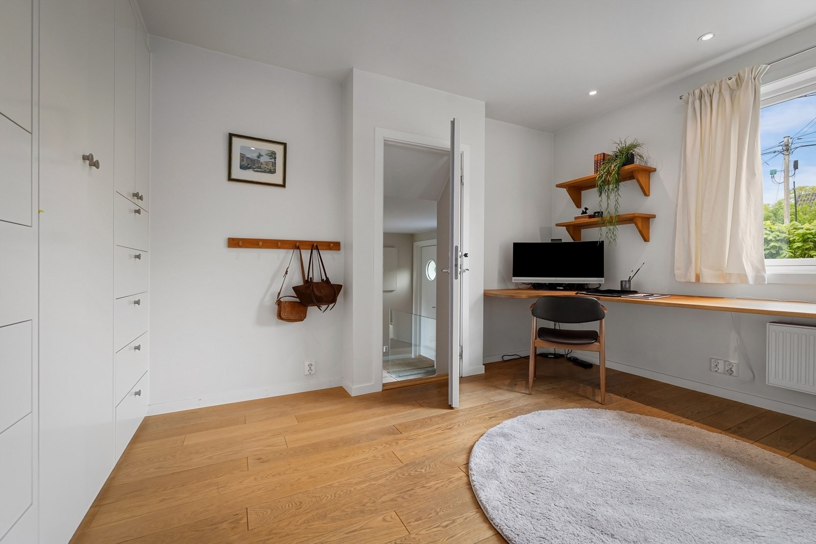 Første etasje har også et rom som i dag er innredet som kontor, med eikegulv og plassbygd arbeidsbenk. Galleribilde