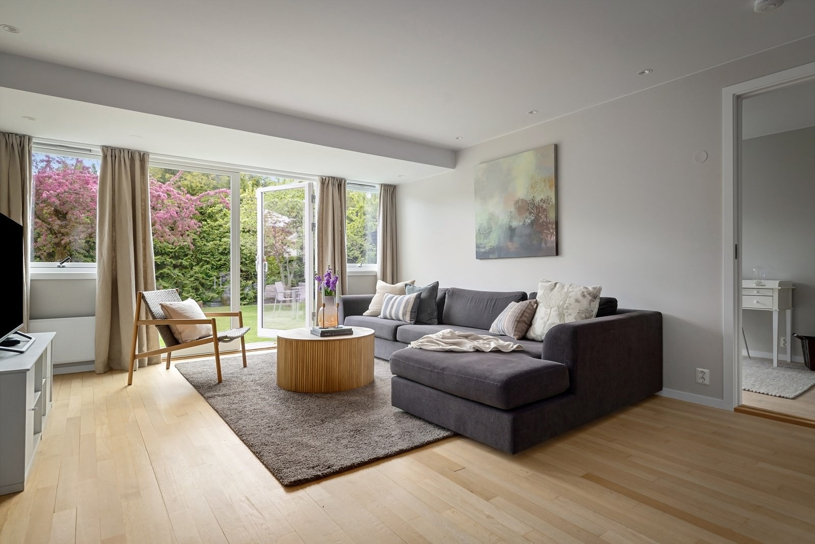 Stuen i hybelen har god plass til en sofagruppe og utgang til hagen. Galleribilde