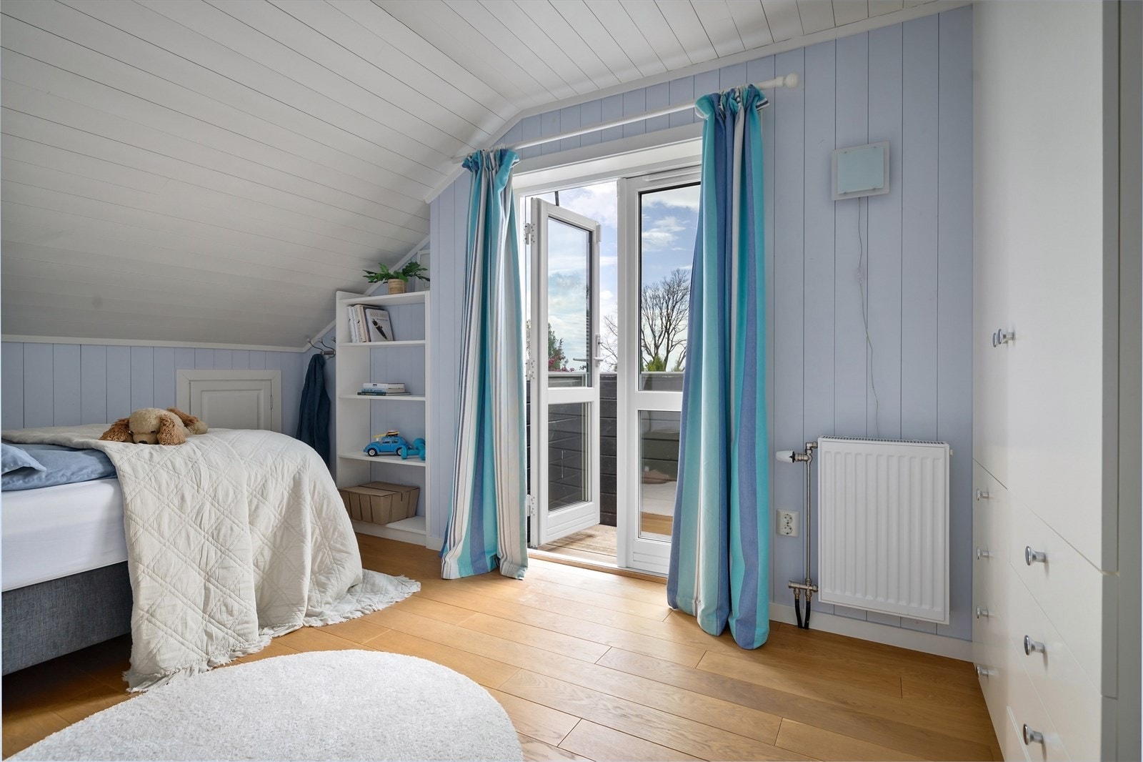 Fra ett av soverommene er det utgang til en balkong på ca. 4 m², bygget i 2013. Galleribilde