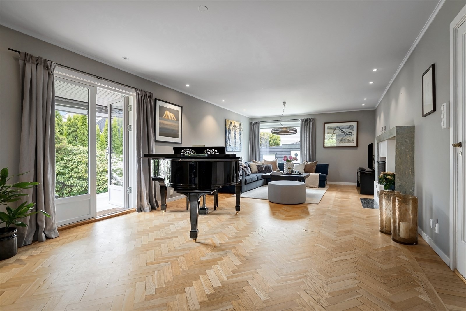 Fra stuen er det direkte utgang til terrassen og hagen gjennom nye verandadører fra 2019. Galleribilde