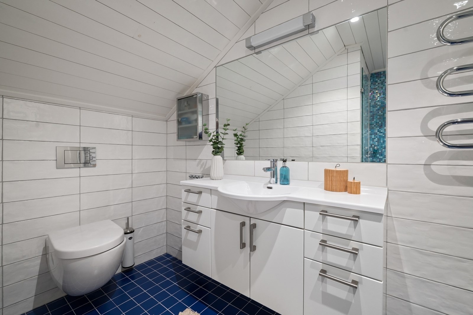 Det andre badet i etasjen ble også pusset opp i 2013, med fliser på gulv og vegger. Galleribilde