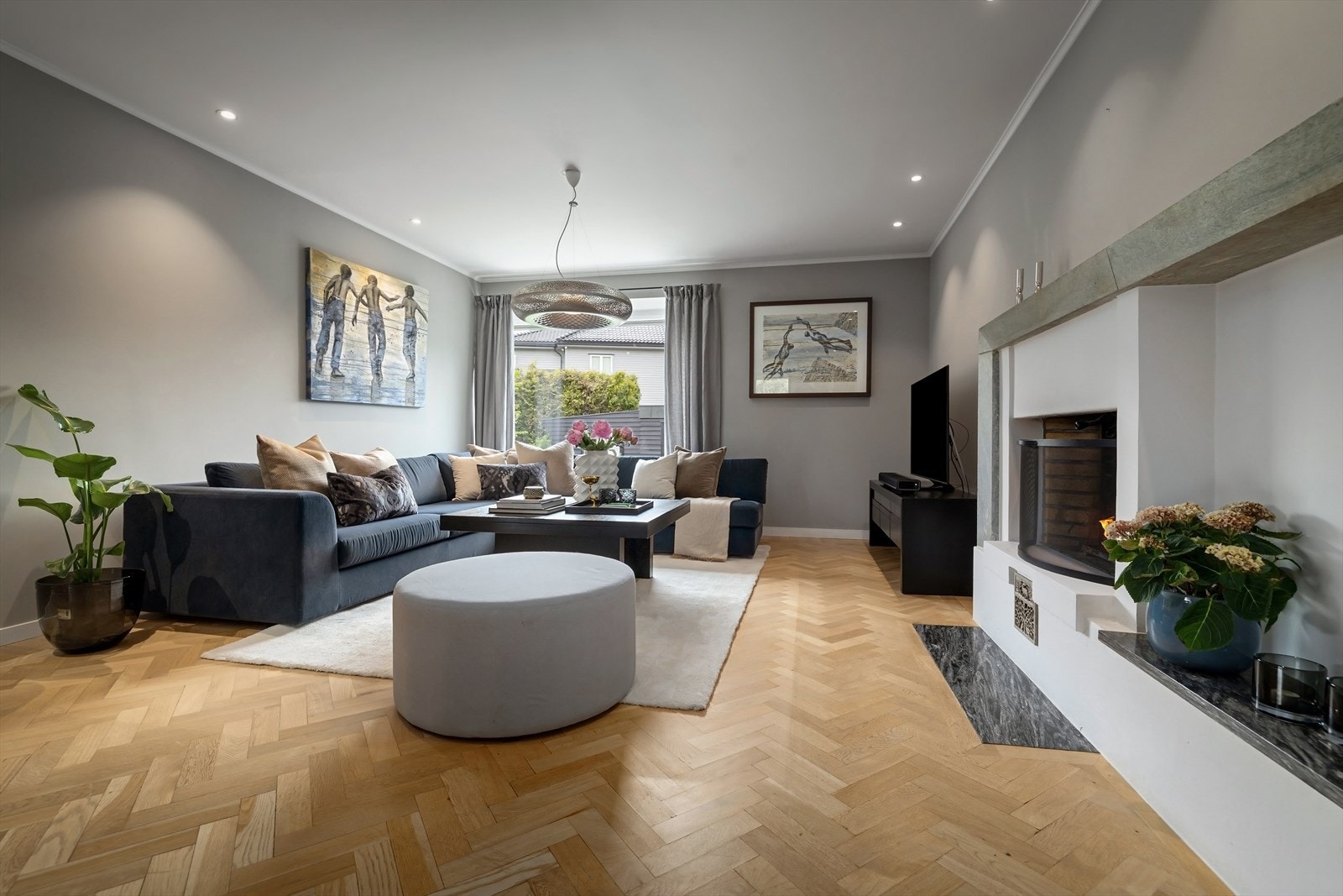 Stuen har parkett på gulv og downlights i himling, og overflatene ble malt i 2019. Galleribilde