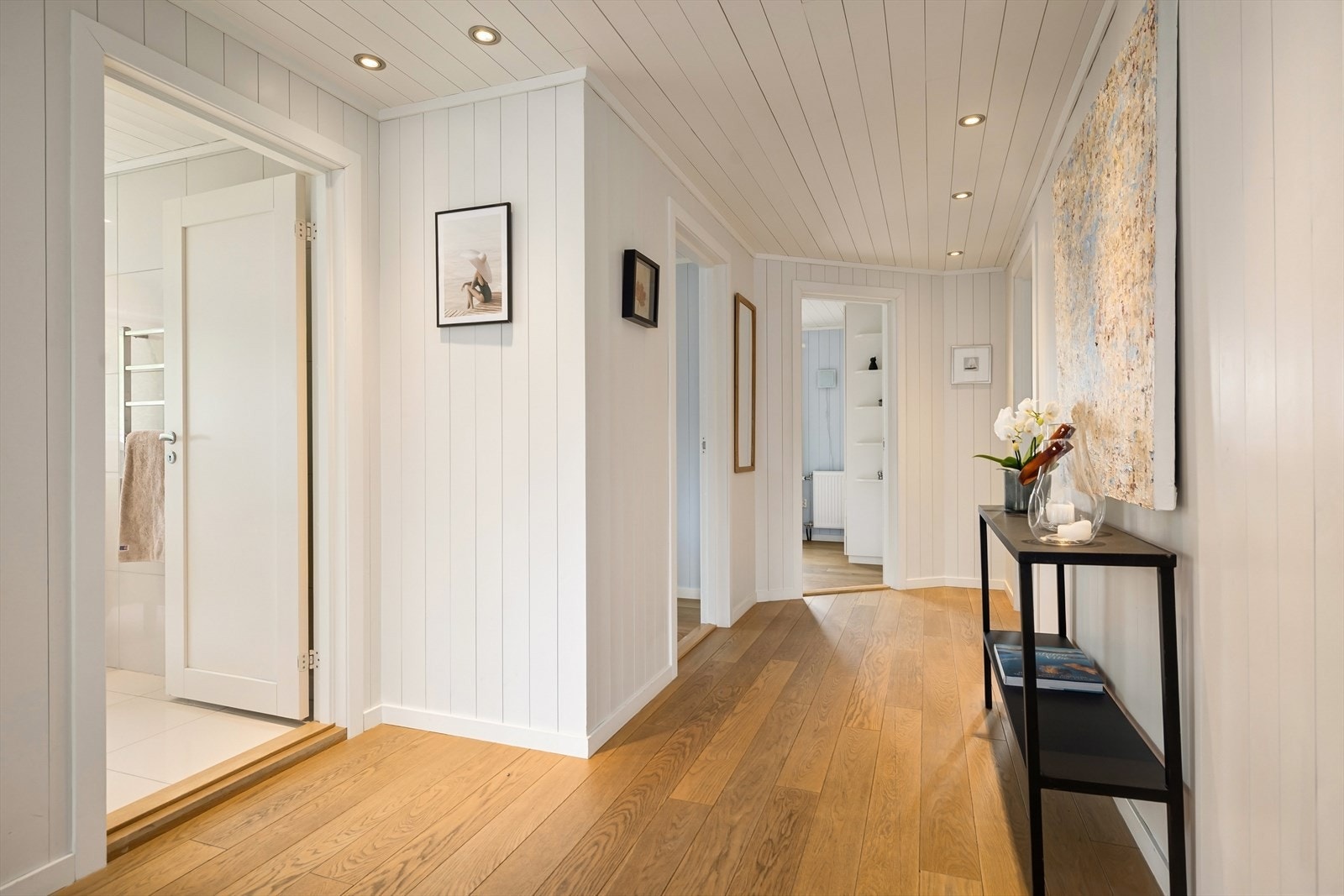 Gangen i andre etasje har parkett på gulvet og panel i taket med downlights. Galleribilde