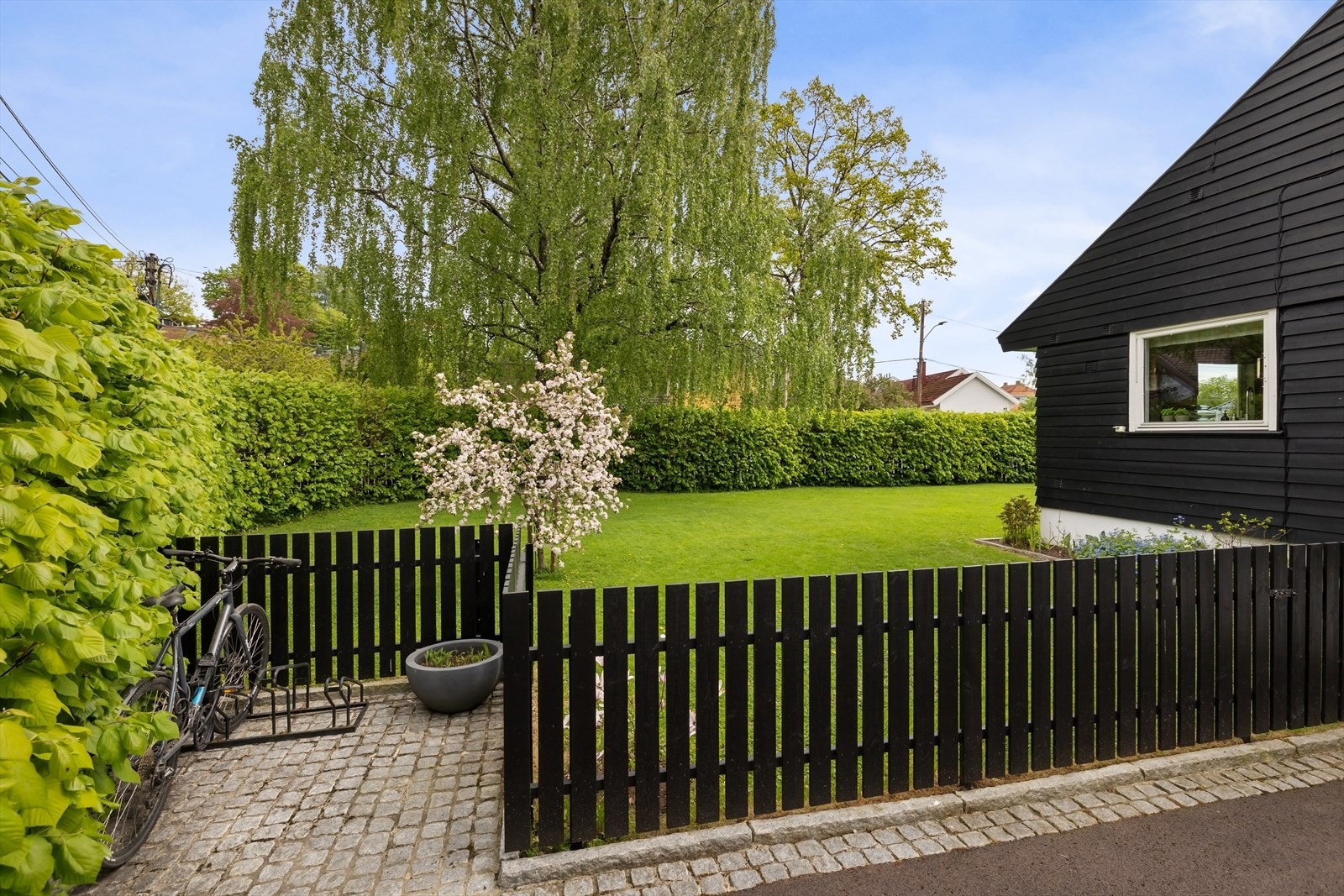 Praktisk sykkelparkering ved siden av huset. Galleribilde