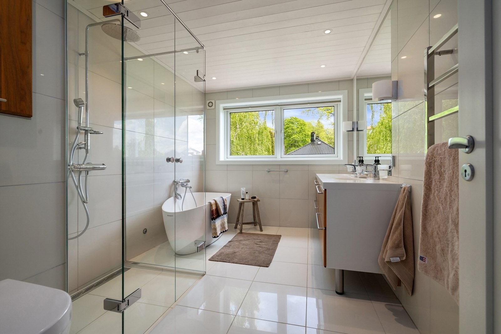 Det store badet i andre etasje ble pusset opp i 2013 og har både badekar og dusjnisje. Galleribilde
