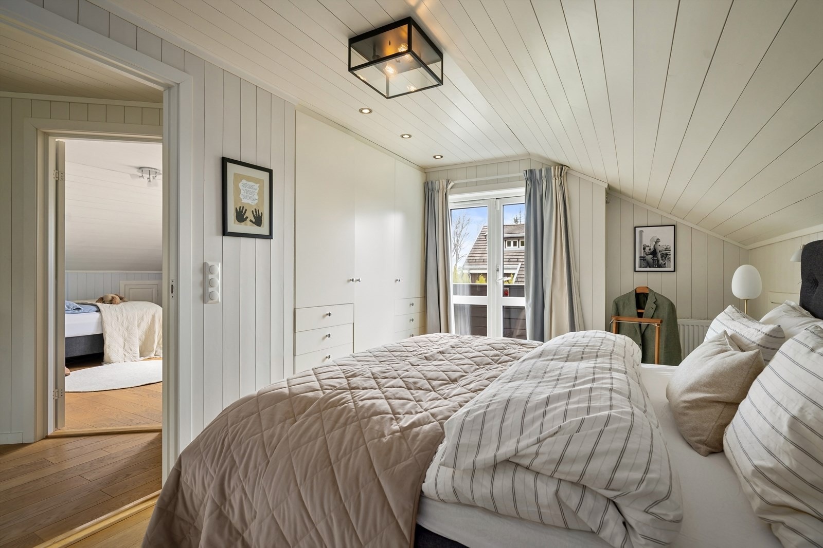 Hovedsoverommet har god plass og smarte, innebygde garderobeløsninger. Galleribilde