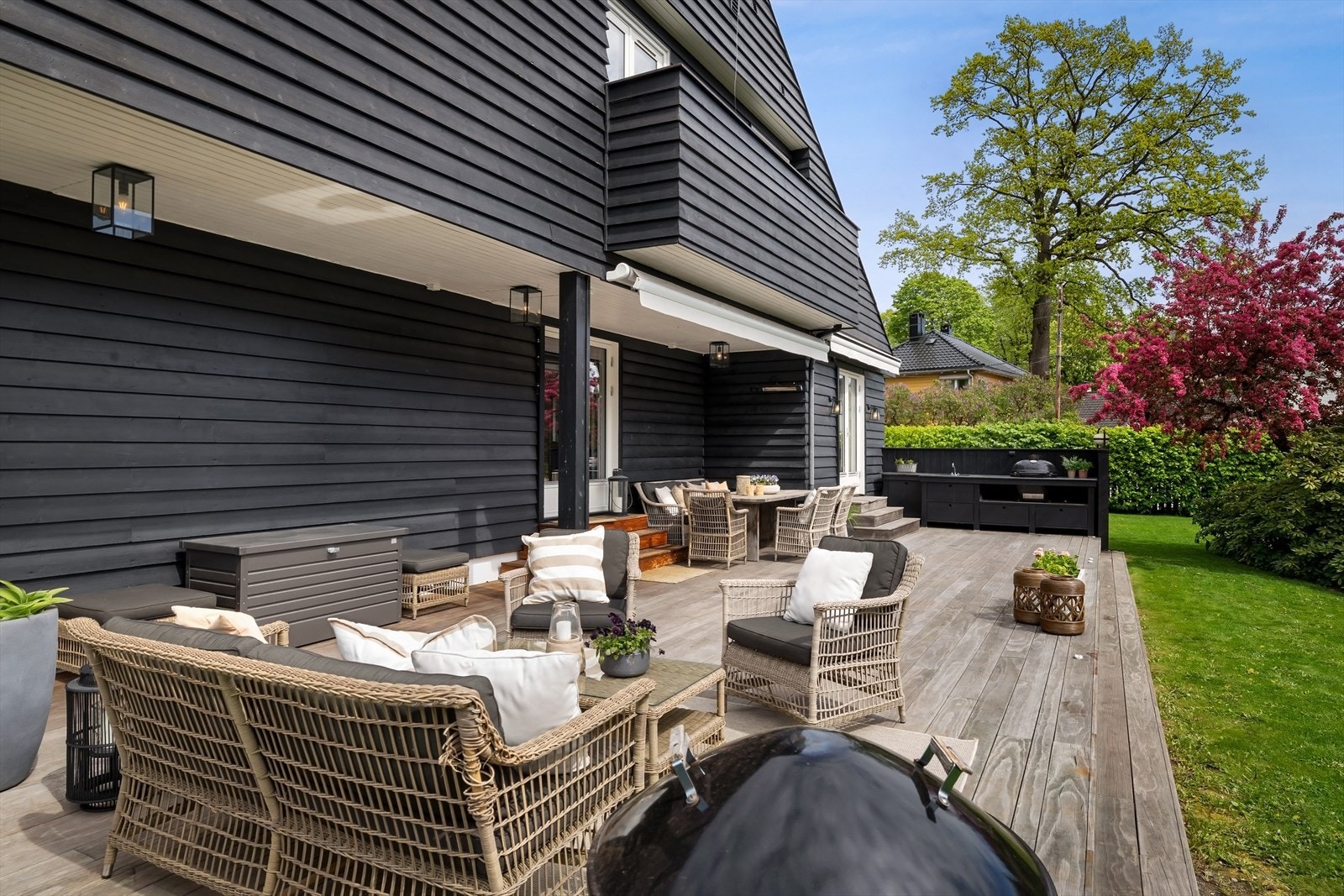 Terrassen har flere møbleringssoner, både under tak og i åpen himmel. Galleribilde