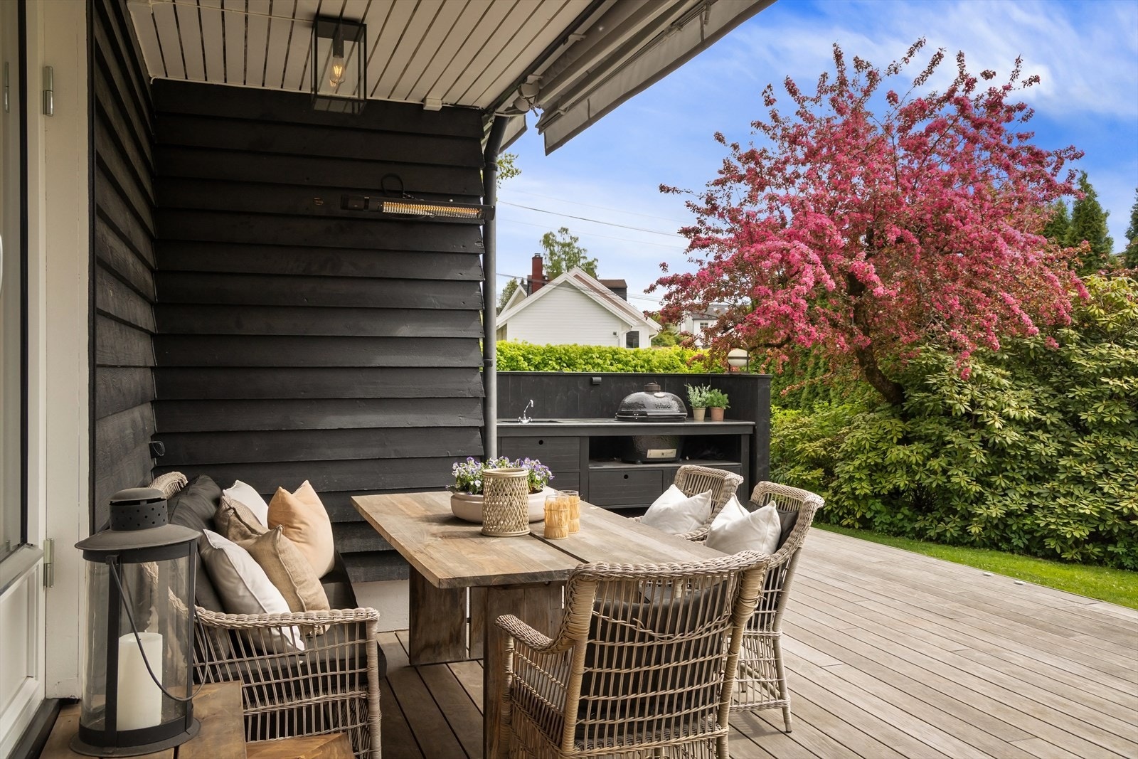 Utekjøkkenet ble bygget i 2019 og gjør terrassen til et naturlig samlingspunkt på sommeren. Galleribilde