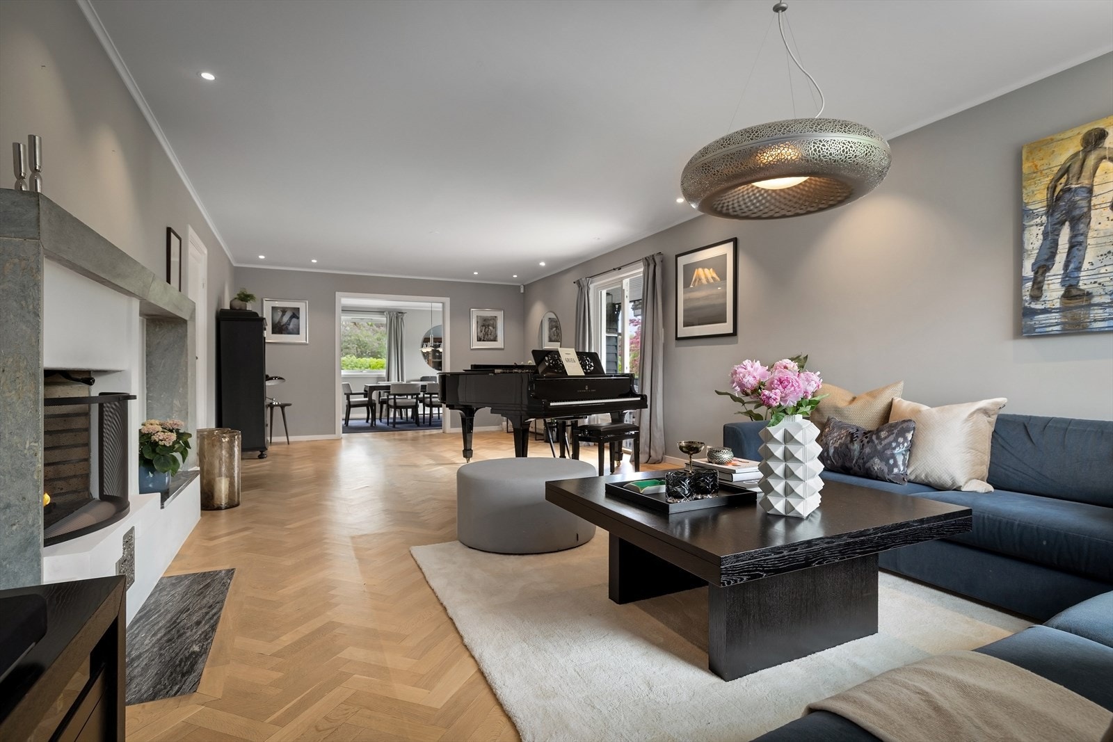 Stuen og spisestuen har en åpen løsning med god plass til flere møbelgrupper. Galleribilde