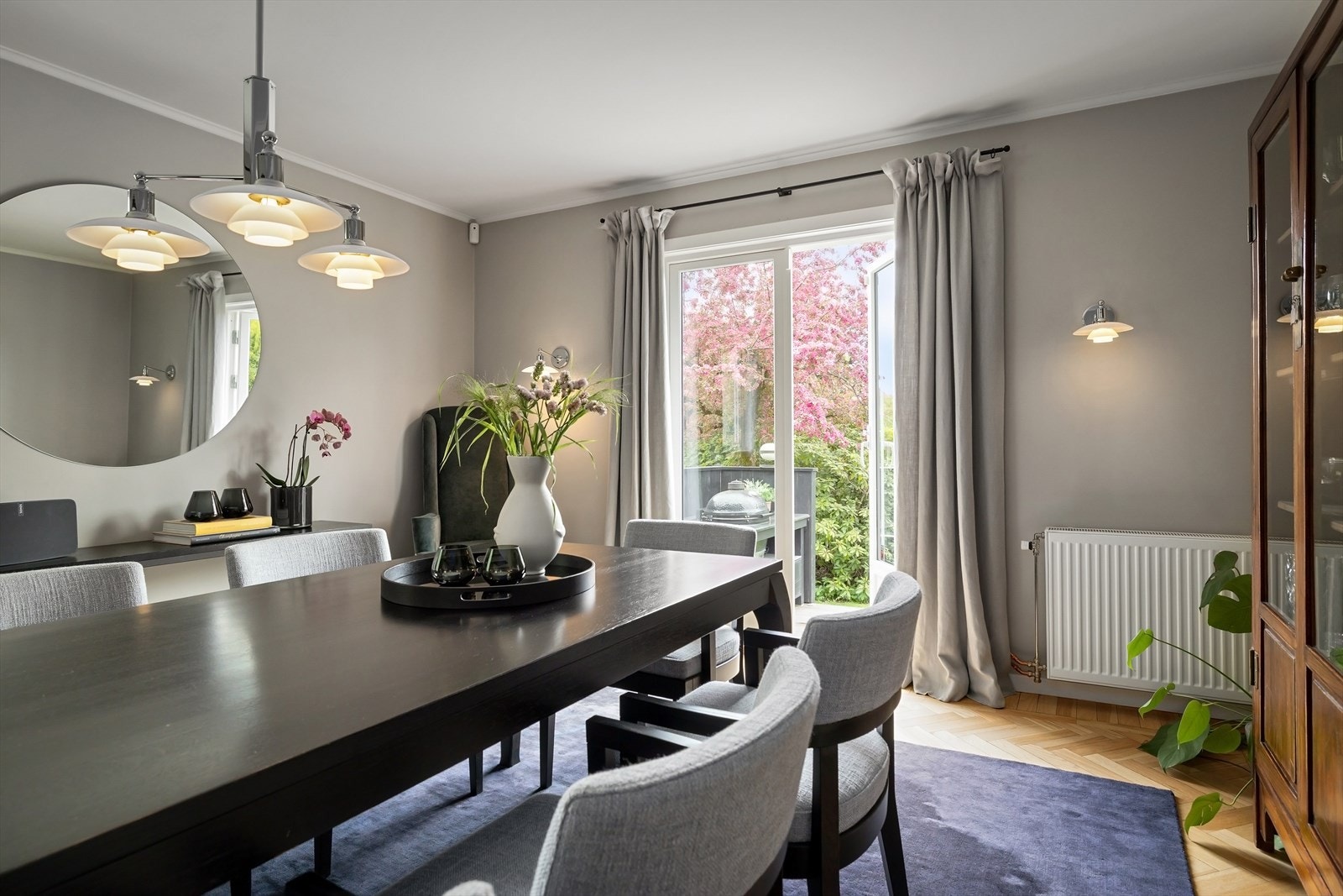 Spisestuen har også utgang til uteområdet, noe som binder inne- og uterom sammen. Galleribilde