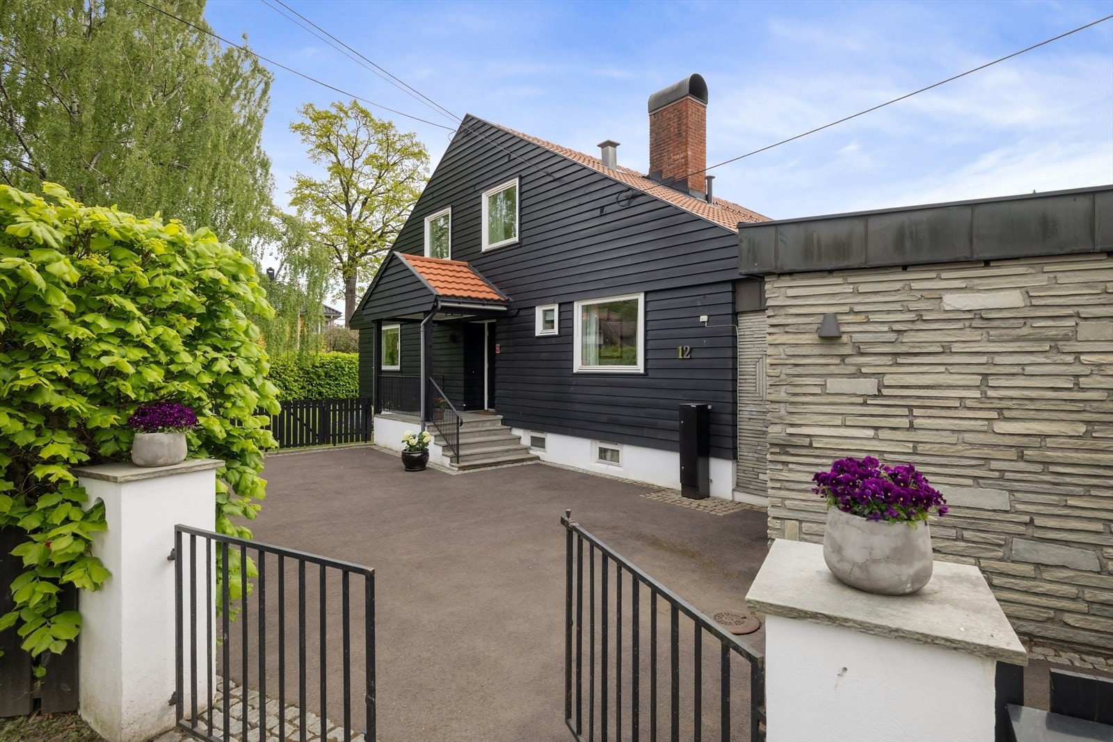 Dette er en betydelig påkostet enebolig med en idyllisk, skjermet hage og en stor terrasse på ca. 66 m². Galleribilde