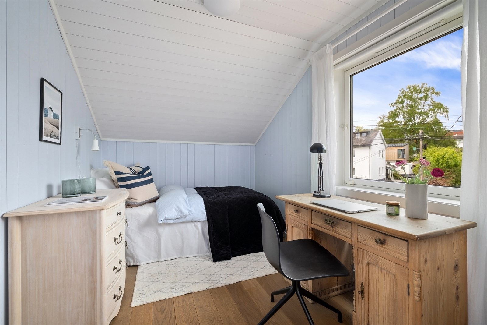 Soverom med god plass til seng og skrivebord. Galleribilde