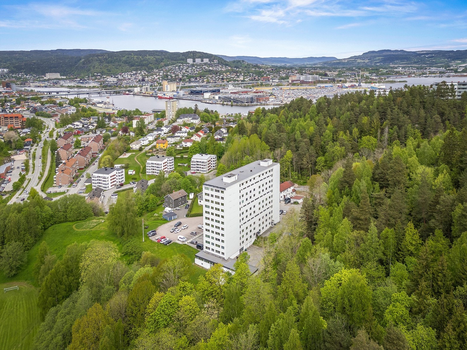 Skogområde rett bak boligen med nærhet til Ulvekula og Nordbykollen med lysløype, helt ny trimløype, gapahuk/grillhytte og utsiktstårn. Galleribilde