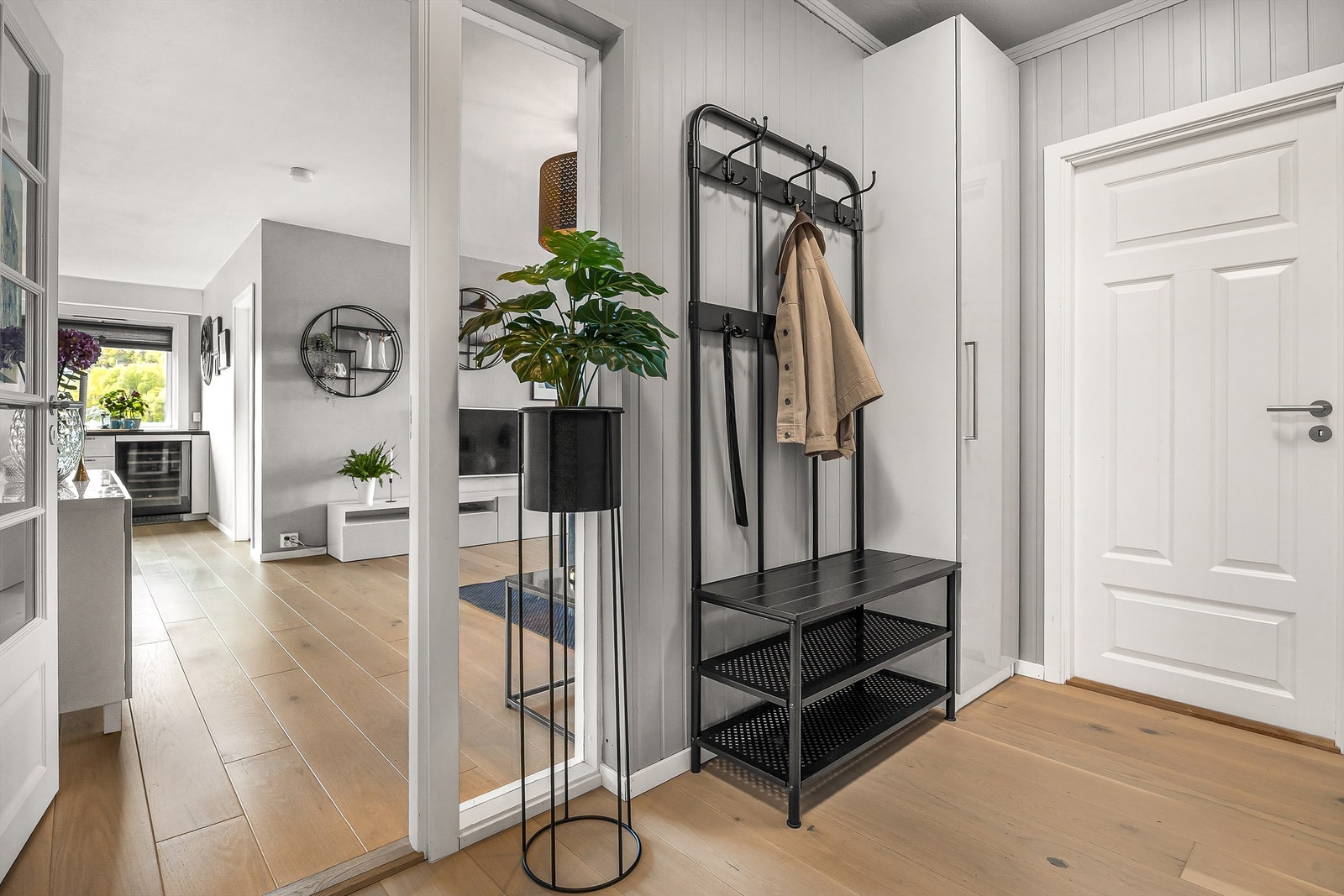 Entré med dørcallinganlegg med åpnerfunksjon. Galleribilde