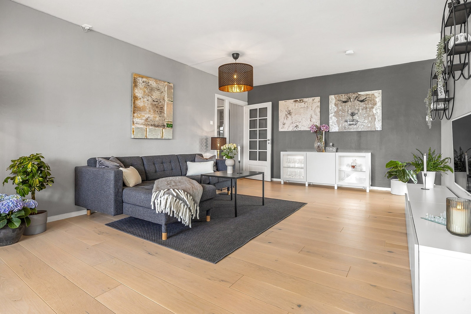 Stuen har parkett på gulv, malte veggflater og malte himlingsflater. Galleribilde