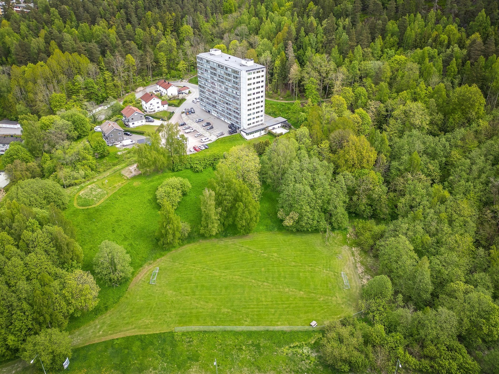Kort vei til Holmestrandsveien fotballbane. Galleribilde
