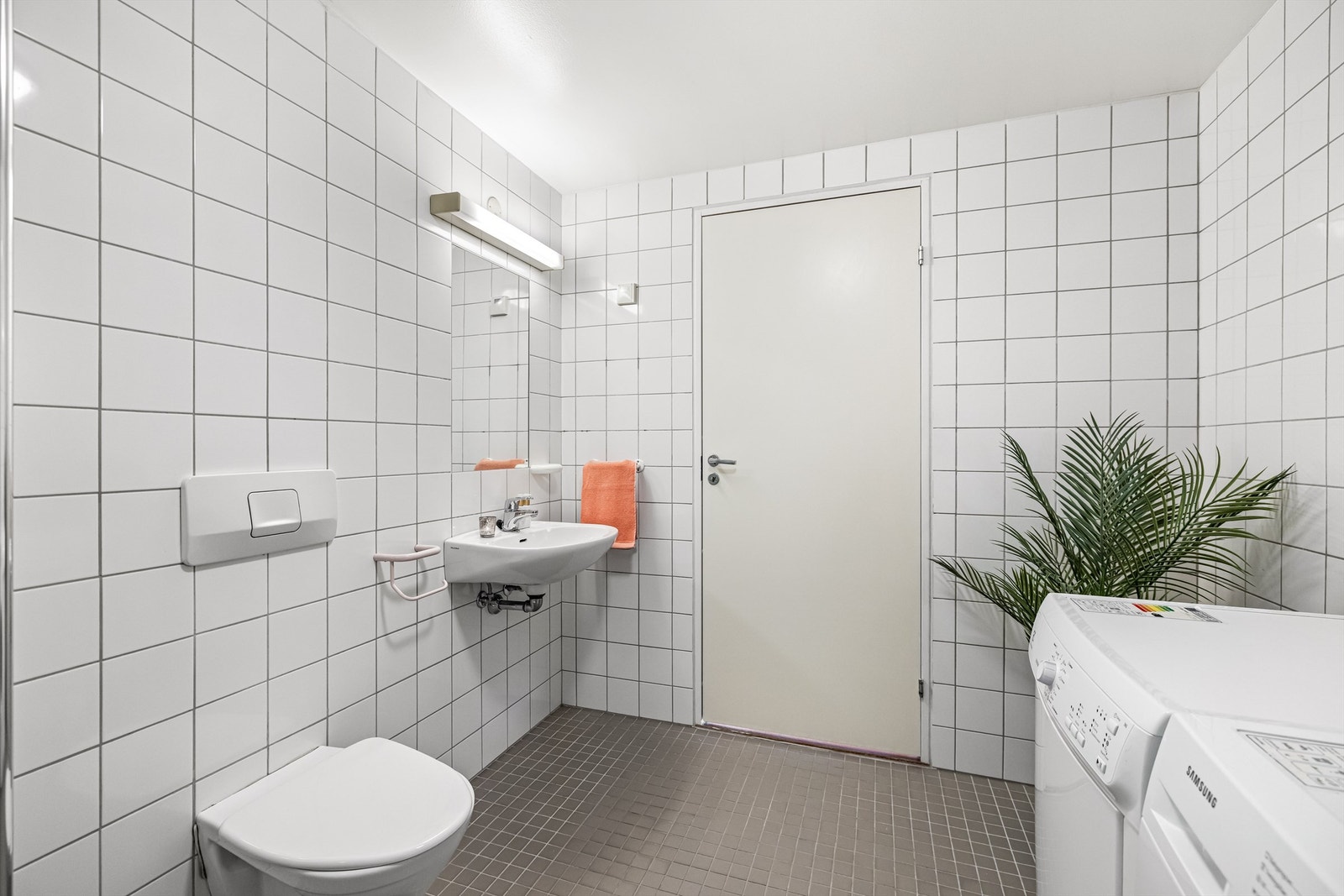 Badet har vegghengt servant med speil og overlys. Varmtvannsberederen fra 2009 er plassert i hjørnet. Galleribilde