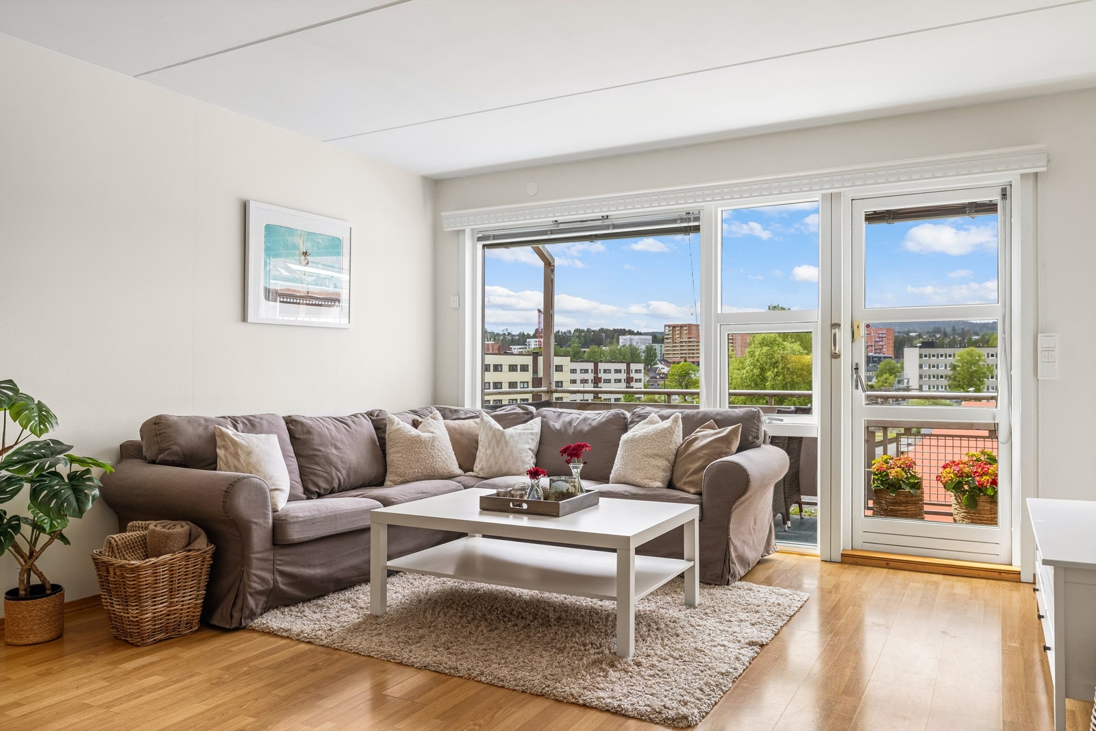 Stuen har god plass til en romslig sofagruppe. Galleribilde