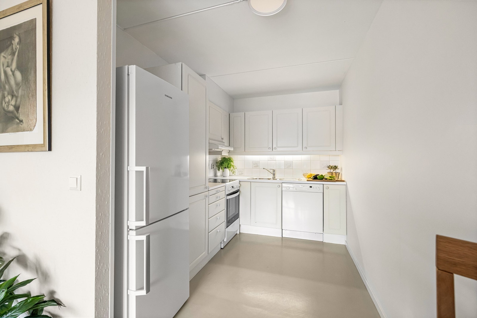Kjøkkeninnredning med profilerte fronter, laminatbenkeplate og opplegg for oppvaskmaskin. Galleribilde