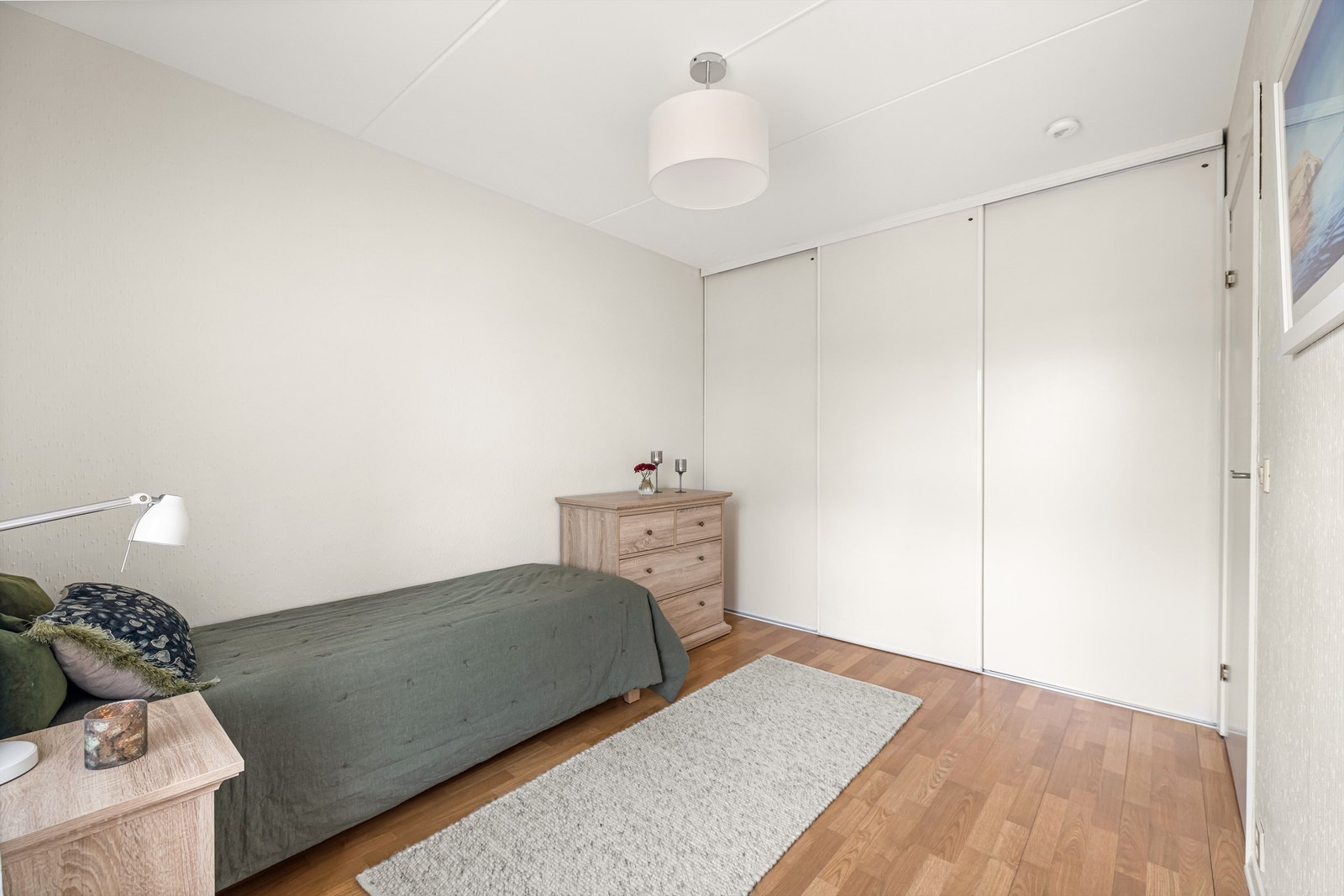 Romslig skyvedørsgarderobe gir rikelig med oppbevaringsplass. Galleribilde