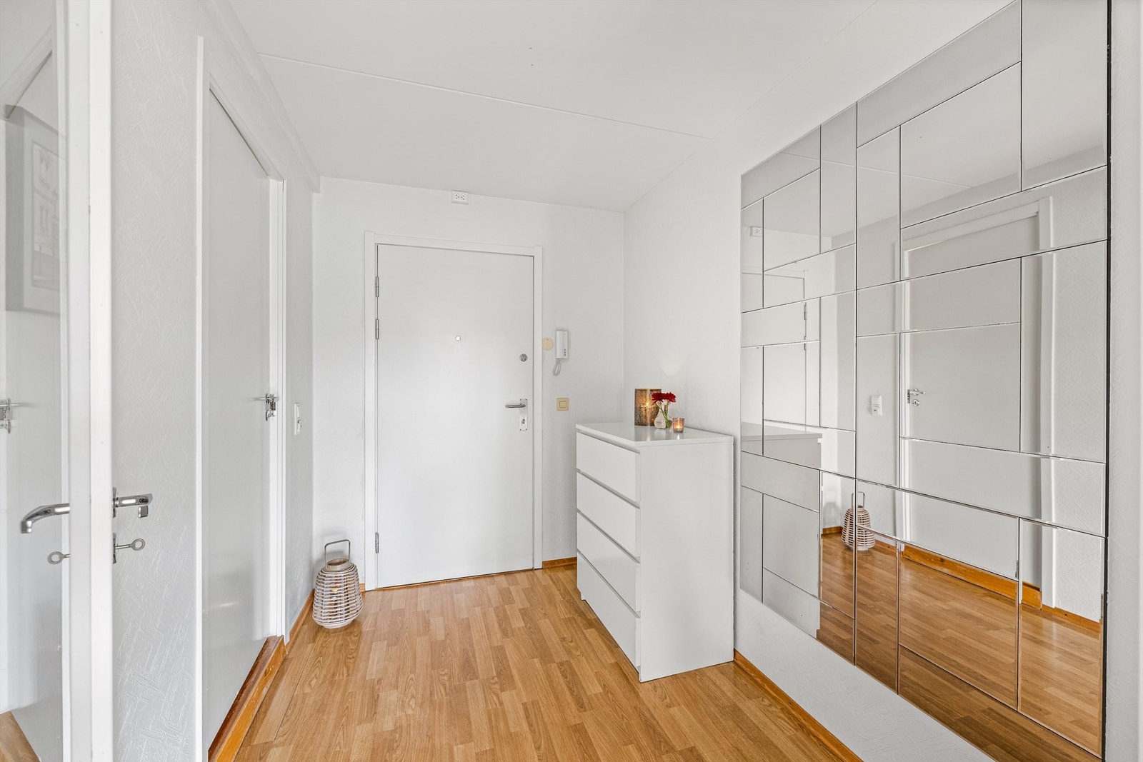 Entréen har porttelefon og har plass til å sette inn garderobeløsning. En ekstern bod på 5 m² ligger praktisk til i samme etasje. Galleribilde