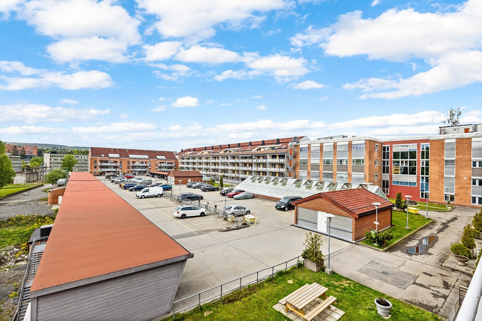 Kort gangavstand til Lørenskog sentrum med Metro senter, kulturhus og et rikt utvalg av butikker og spisesteder. Galleribilde