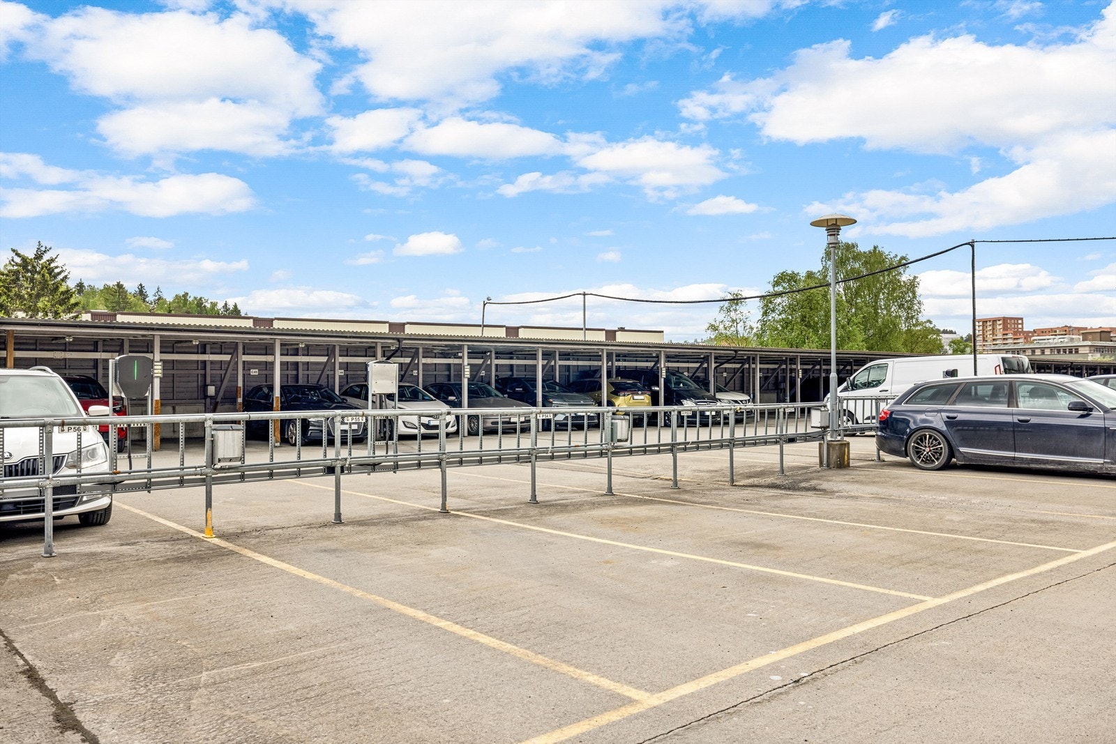 Ny beboer vil få tildelt parkeringsplass, hvis man har behov for dette. Sameiet har også felles innvendig sykkelparkering. Galleribilde