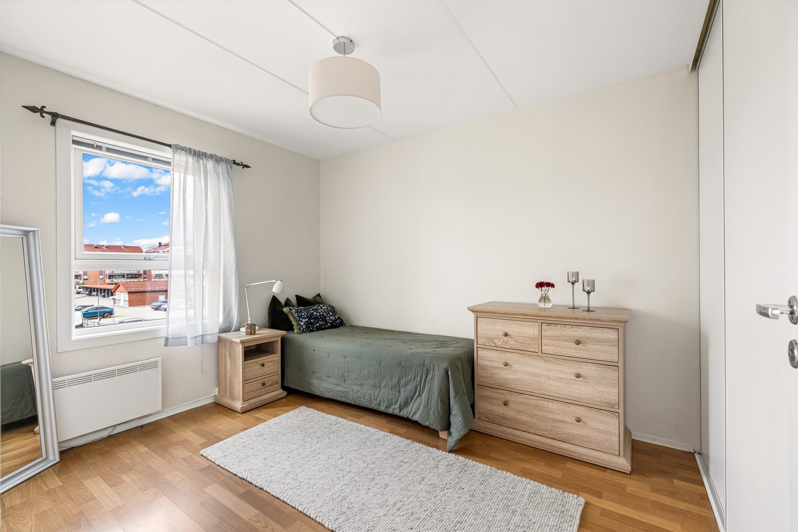 Soverom med plass til seng og nattbord. Vinduet ble skiftet i 2015. Galleribilde