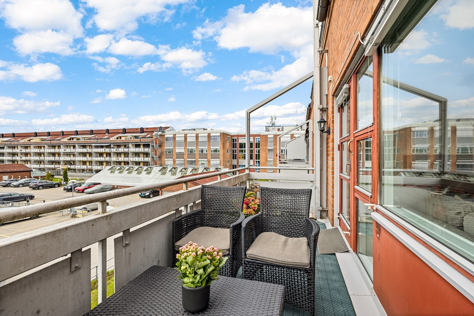 Balkongen er på 7 kvm og har plass til sittegruppe Galleribilde