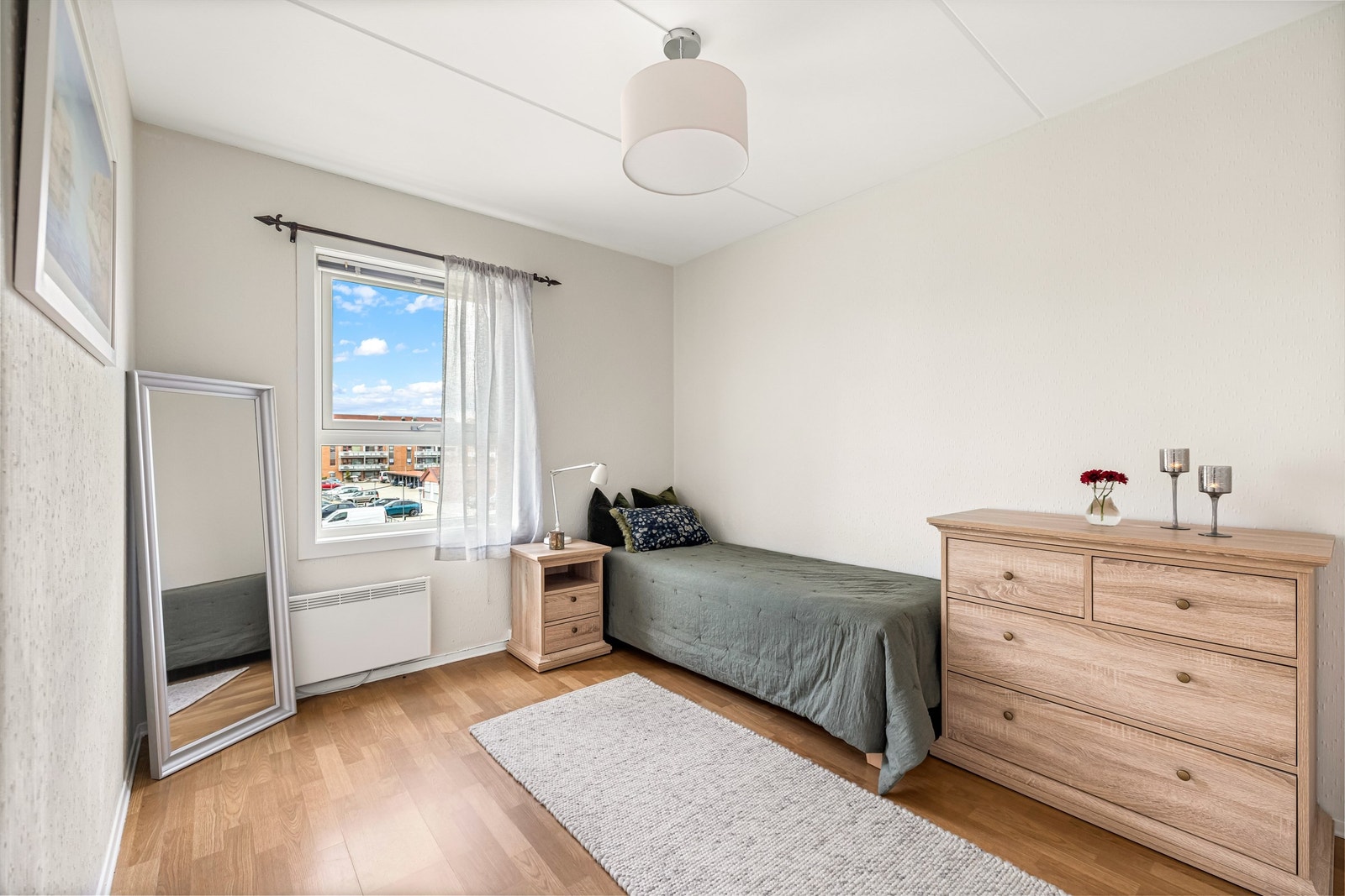 Soverom med plass til seng og nattbord. Vinduet ble skiftet i 2015. Galleribilde