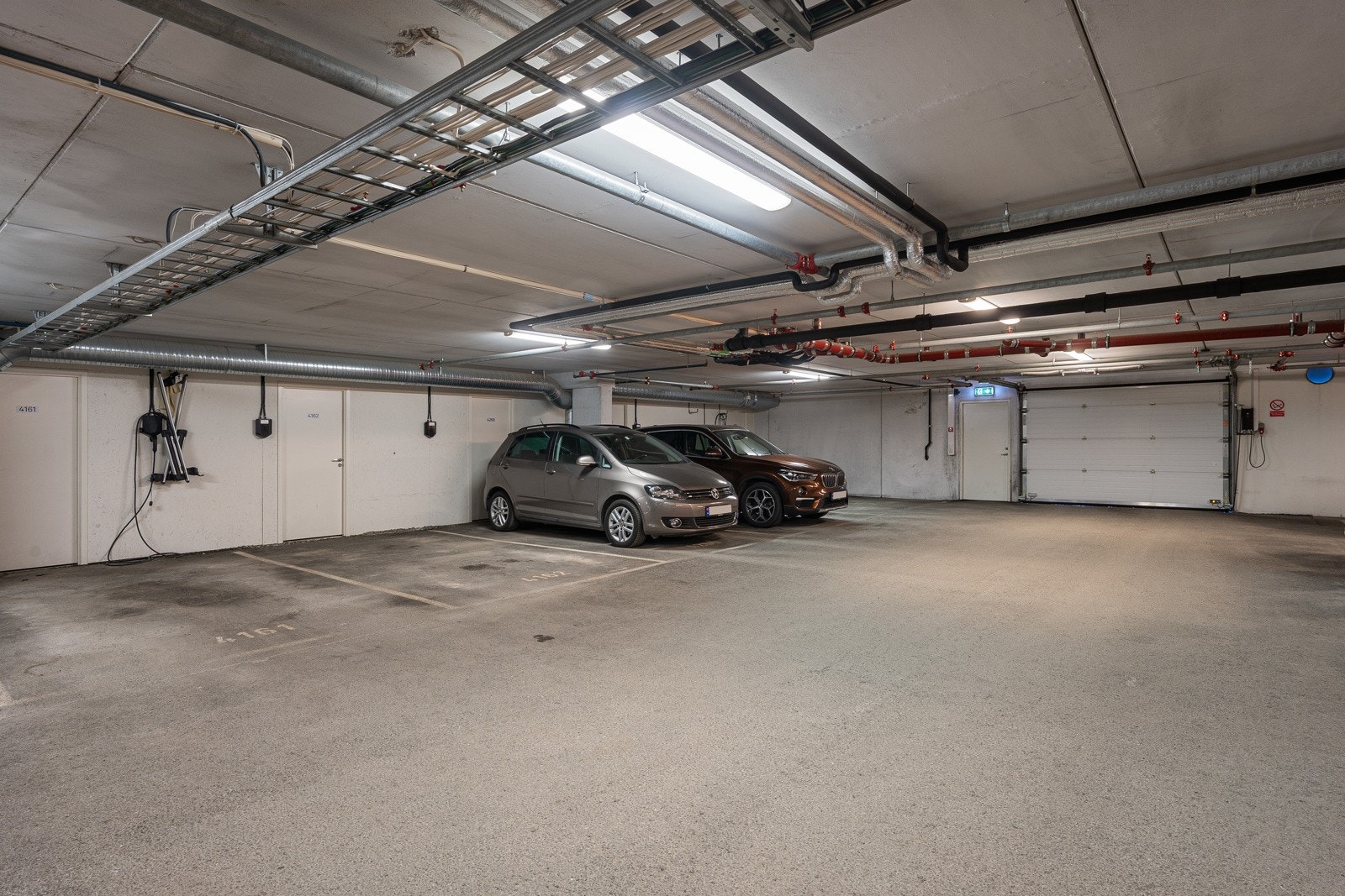 Det medfølger en fast garasjeplass i felles underjordisk garasjeanlegg.