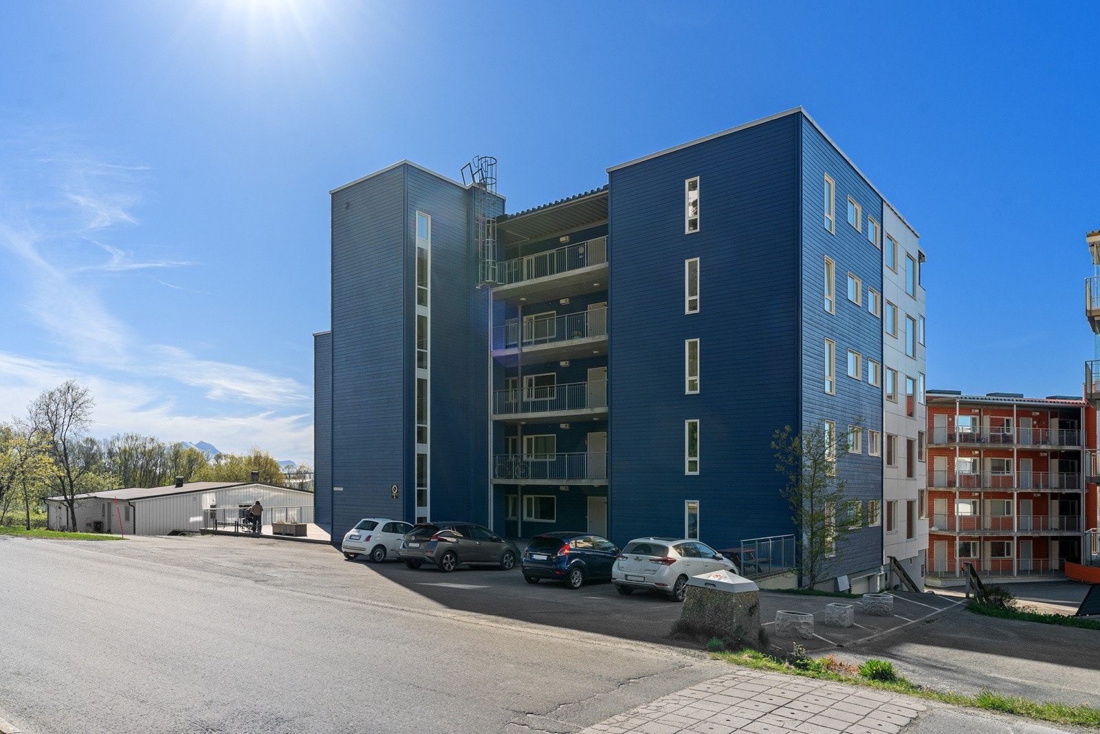 Leiligheten ligger i et attraktivt og etablert boligområde på Tomasjord, like nordøst for Tromsø sentrum