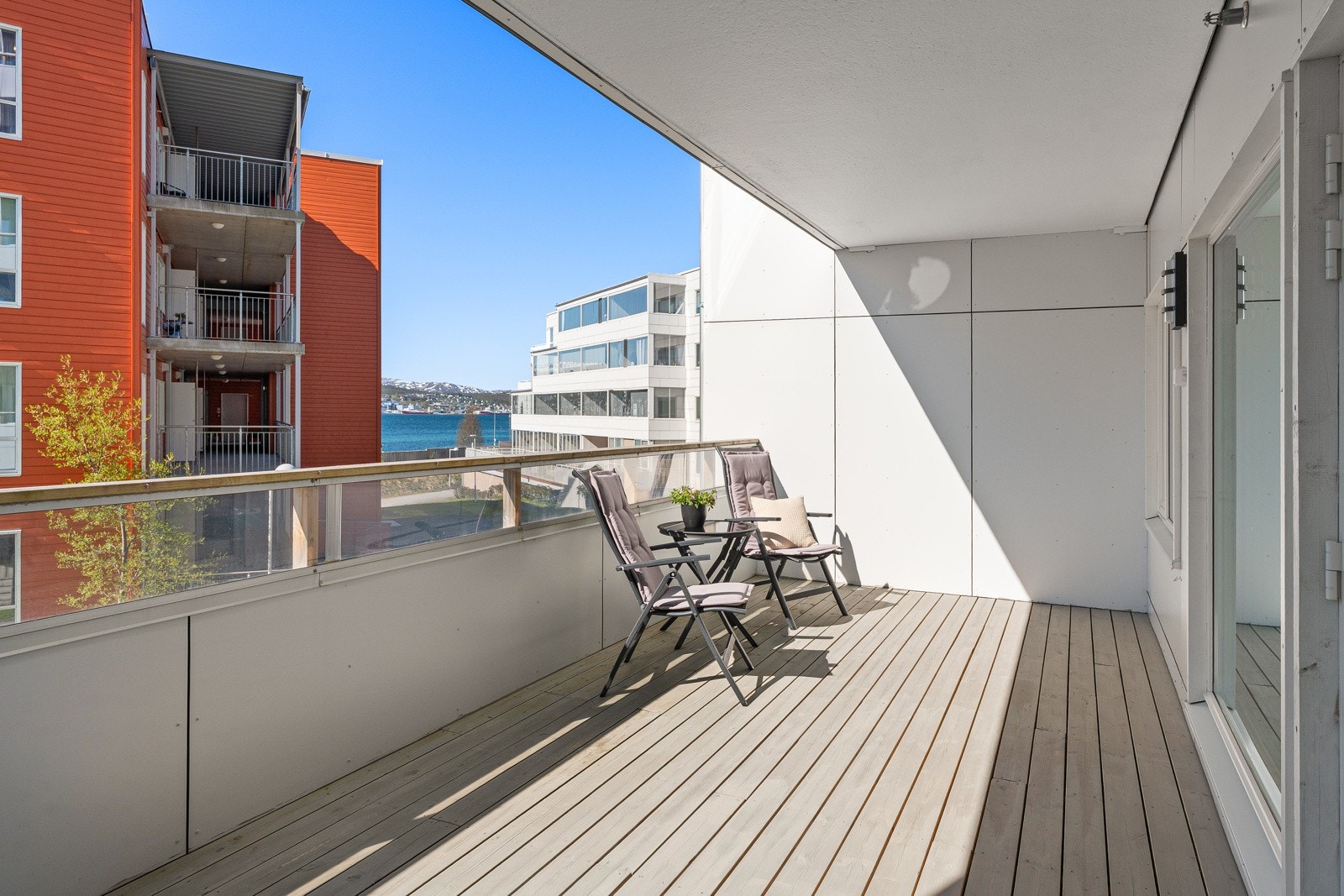 Vestvendt veranda som er takoverbygd og har gode solforhold til sent på kvelden