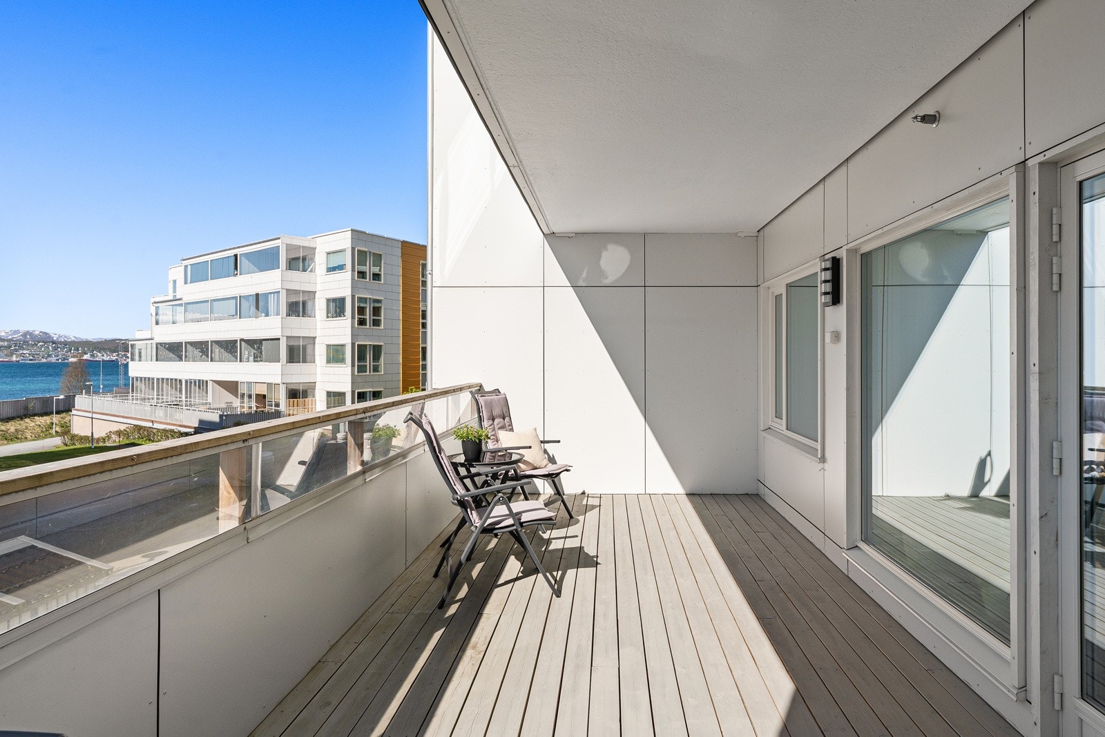 Fin og moderne 3-roms fra 2016 med garasjeplass og stor vestvendt veranda med gode solforhold!