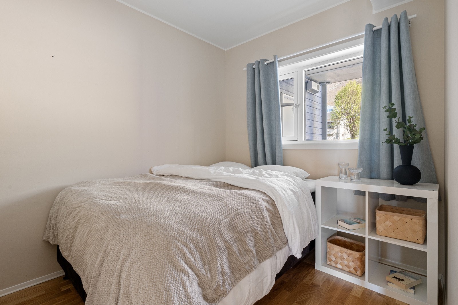 Soverom 2 med god plass til dobbelseng og nattbord. Soverommet har også skyvedørsgarderobe