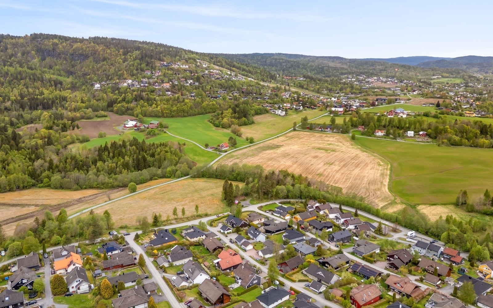 Det er kort vei til skoler og barnehager, samt til flotte turomårder Galleribilde