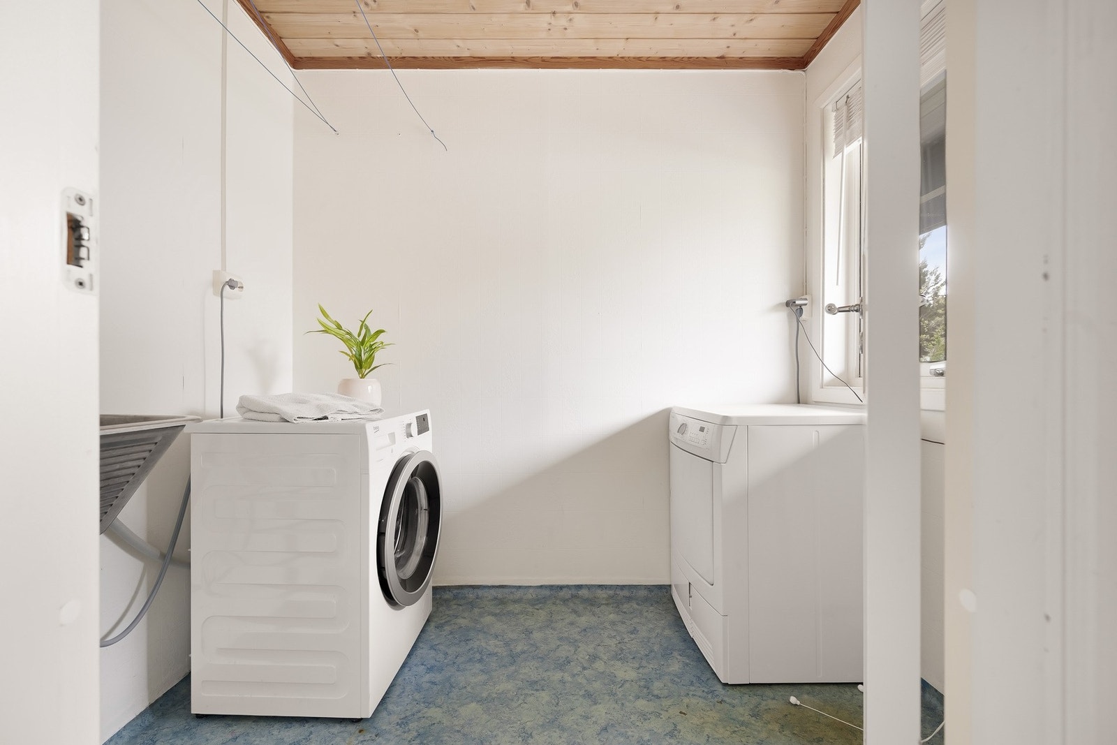 Eget praktisk vaskerom med opplegg for vaskemaskin og tørketrommel Galleribilde